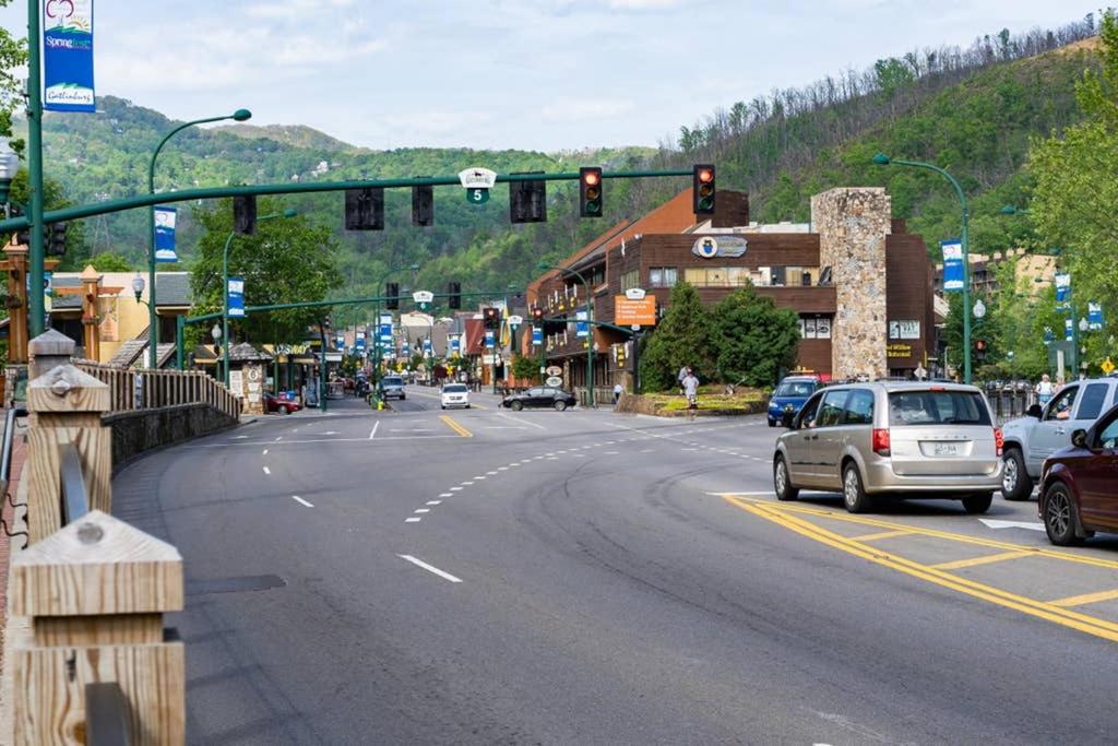 Downtown Gatlinburg Gem 102 - Walk to the Shops & Trails
