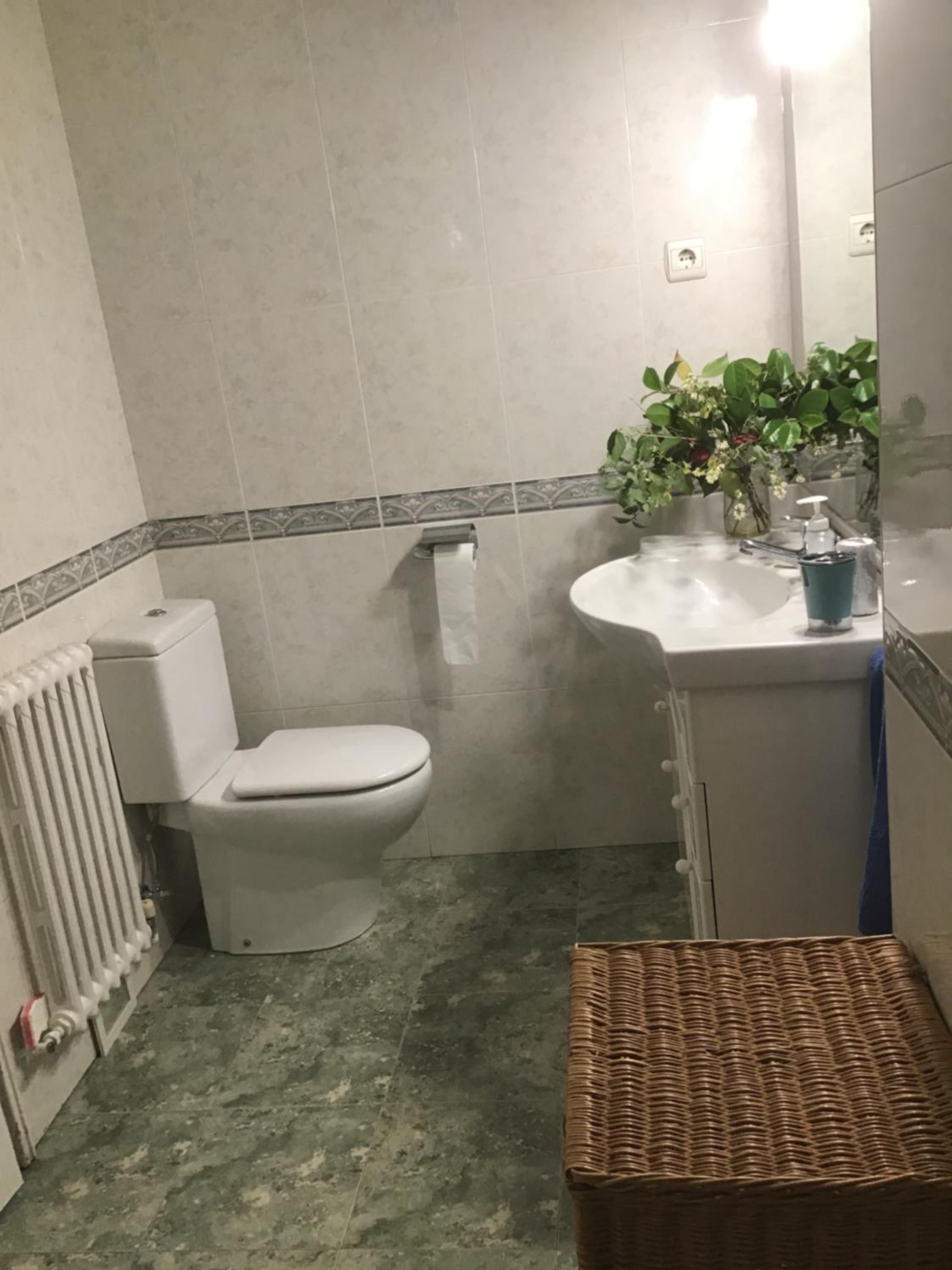 Superviews y parking vigilado en habitación independiente, baño privado, en apartamento particular, Français&English