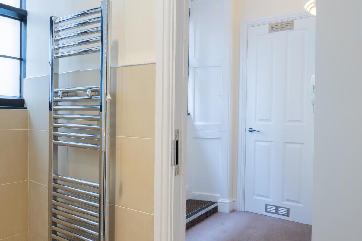 Premiere City Centre Apartment with Gated Parking and Excellent Feedback, Big Double Bedroom, Balcony, Courtyard Garden, Ideal for Long Stays, WFH, Getaway view 2