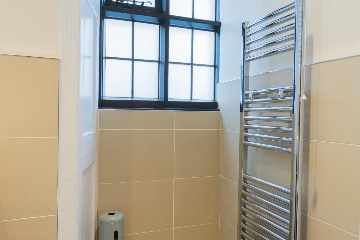Premiere City Centre Apartment with Gated Parking and Excellent Feedback, Big Double Bedroom, Balcony, Courtyard Garden, Ideal for Long Stays, WFH, Getaway view 3