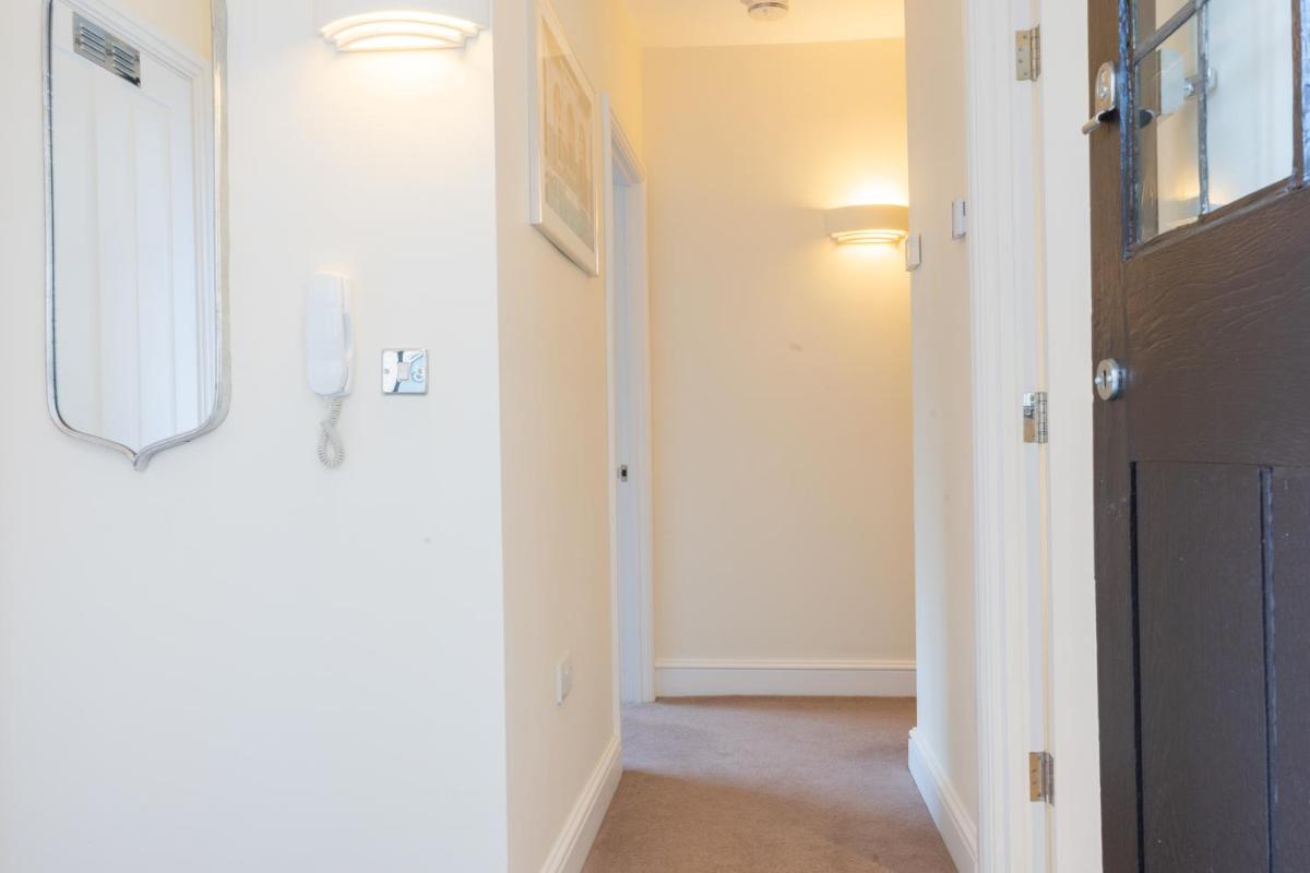 Premiere City Centre Apartment with Gated Parking and Excellent Feedback, Big Double Bedroom, Balcony, Courtyard Garden, Ideal for Long Stays, WFH, Getaway view 5