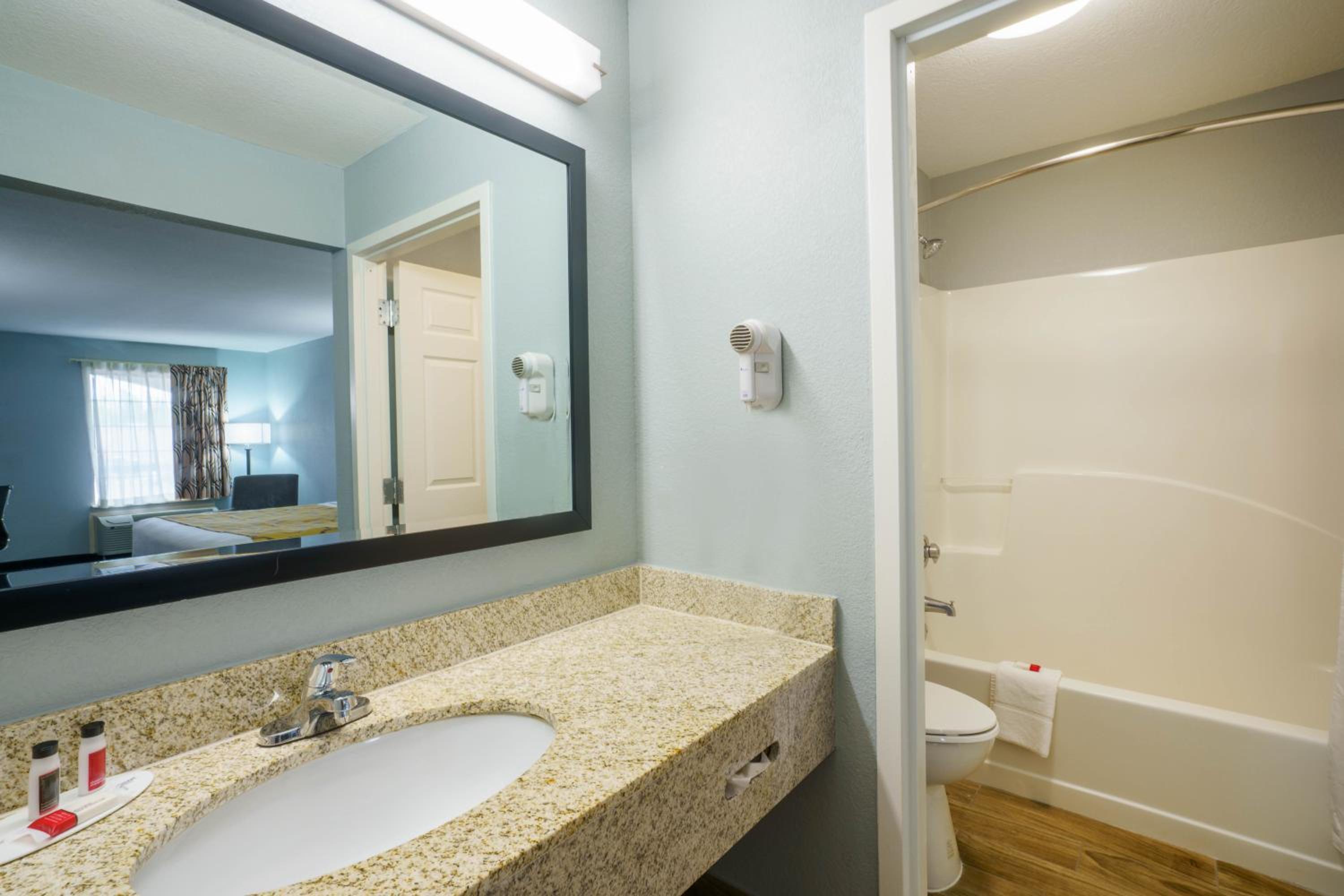 Baymont by Wyndham Gallatin - Property Image 4