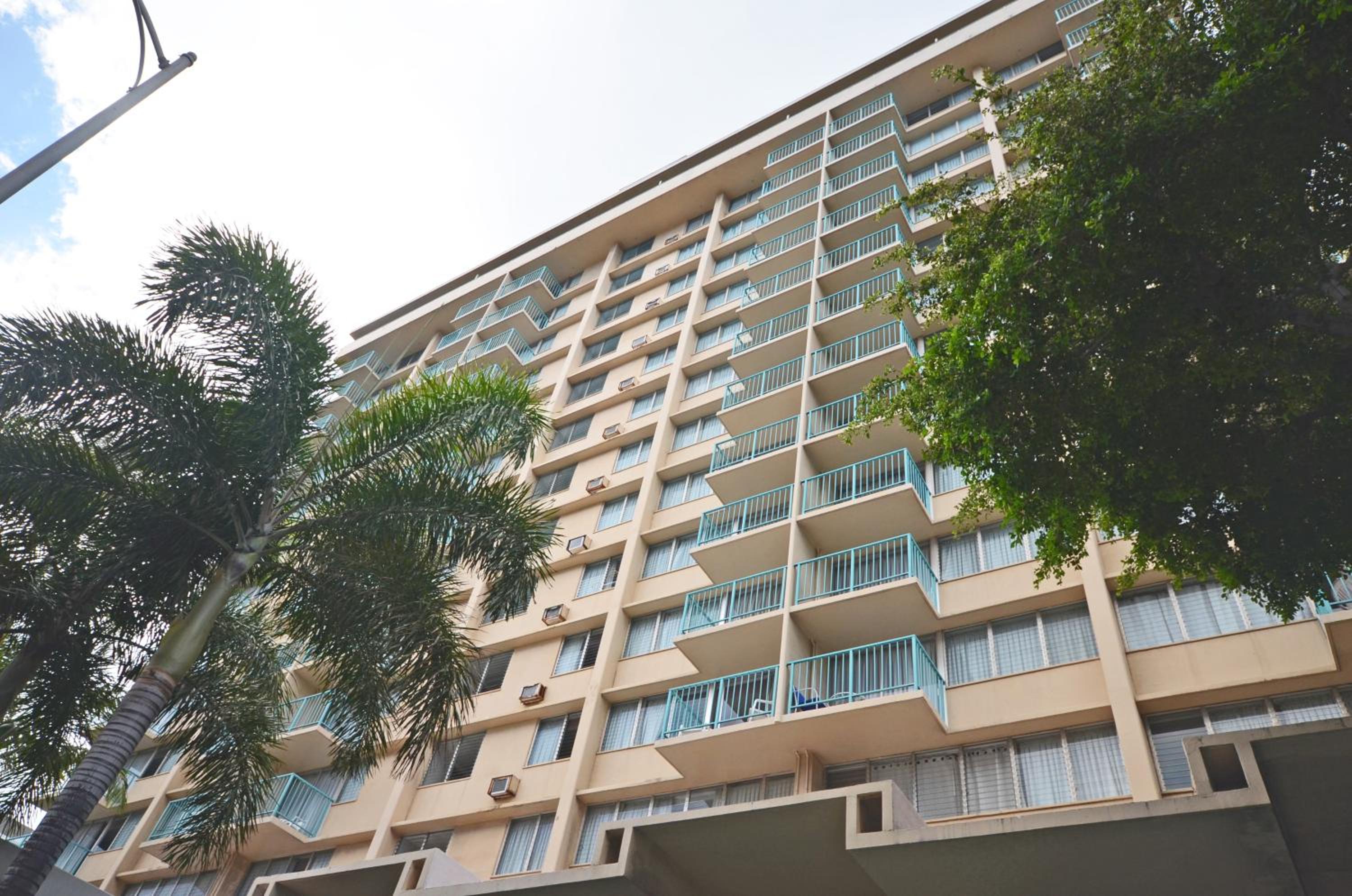 Aloha Surf 1205 Two Beds, Pool, Walk to WAIKIKI BEACH!