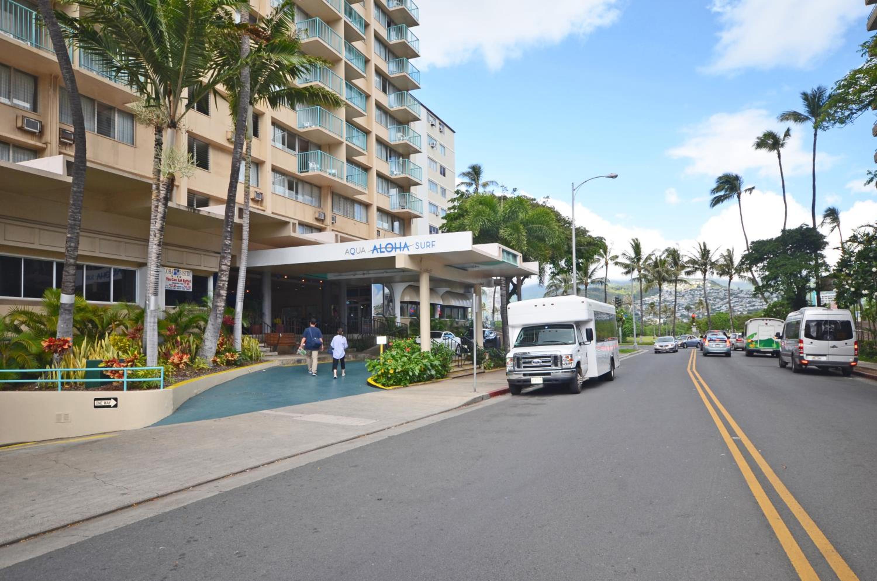Aloha Surf 1205 Two Beds, Pool, Walk to WAIKIKI BEACH!
