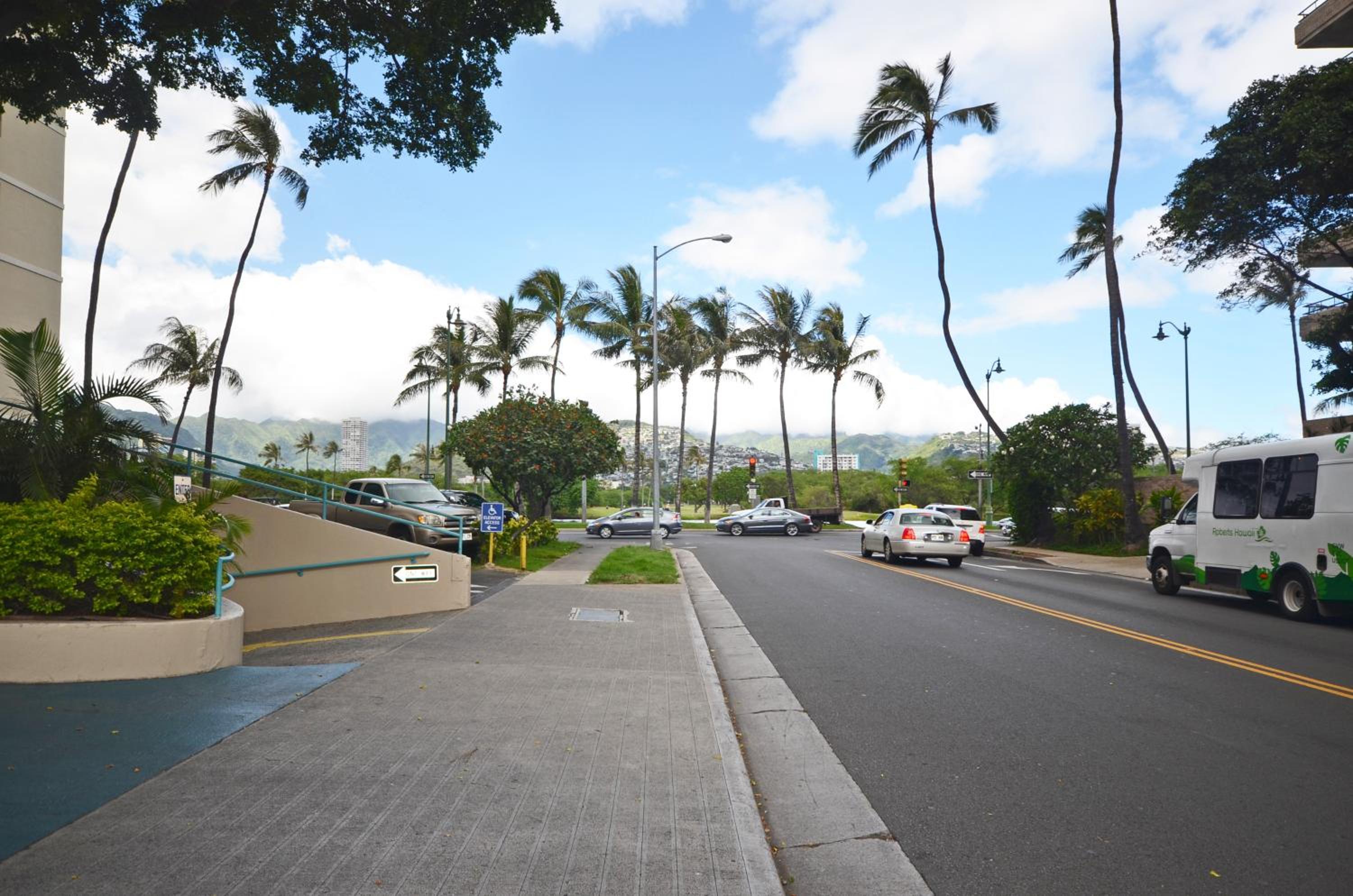Aloha Surf 1205 Two Beds, Pool, Walk to WAIKIKI BEACH!