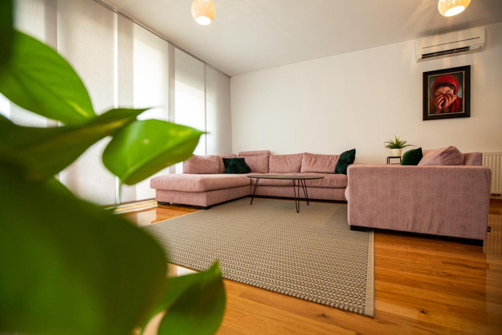 Bright 2-Bed Apartment Free WiFi and Walk to Old Town view 5