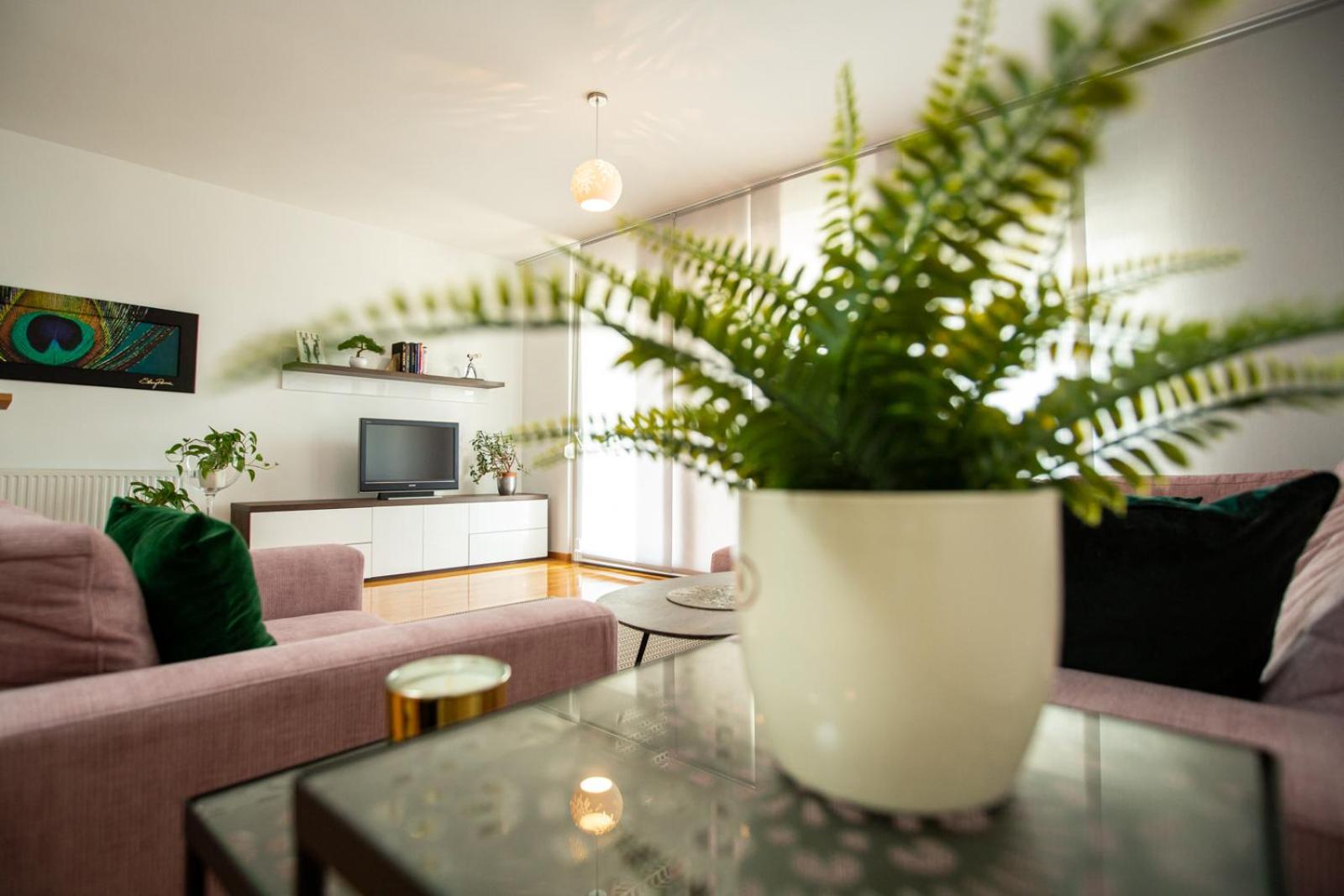 Bright 2-Bed Apartment Free WiFi and Walk to Old Town view 2