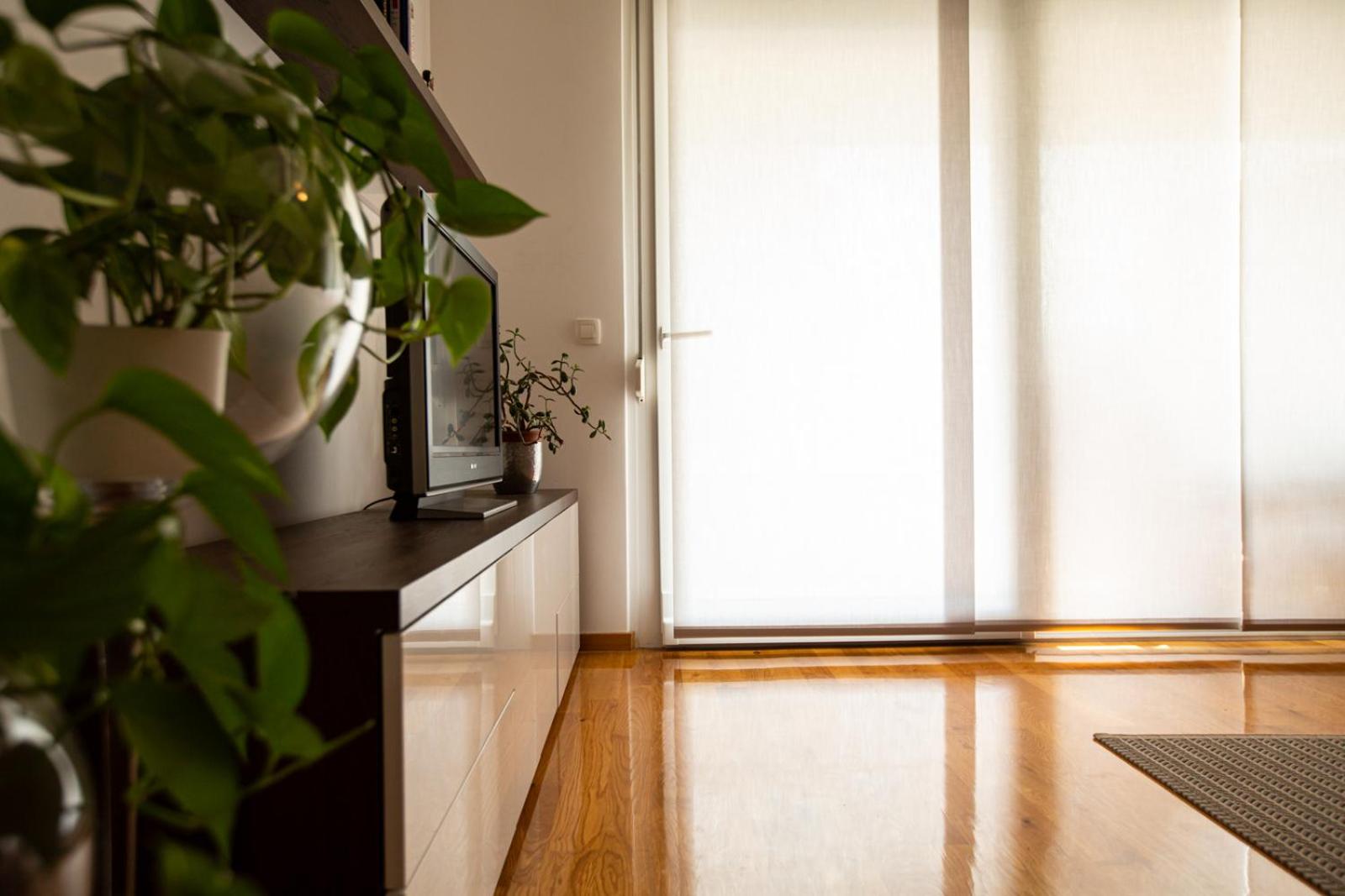 Bright 2-Bed Apartment Free WiFi and Walk to Old Town view 3