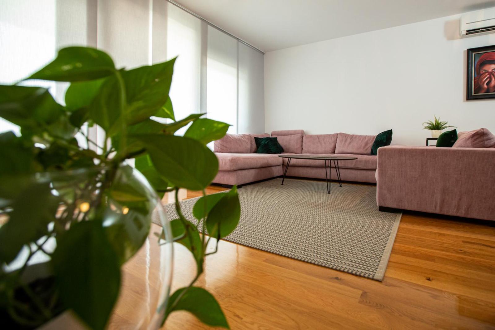 Bright 2-Bed Apartment Free WiFi and Walk to Old Town view 4