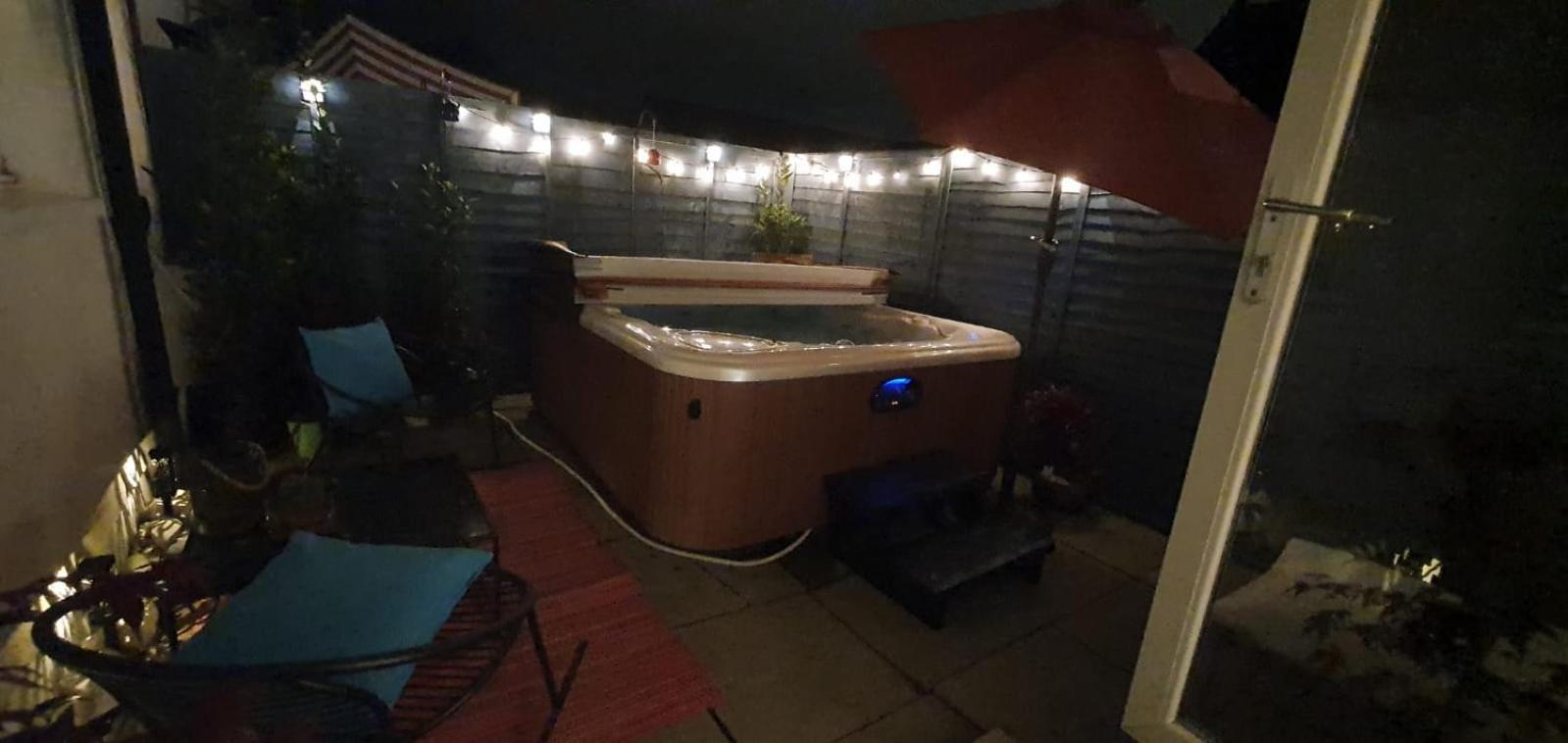 The Orange Fox Lux Room and Hot Tub at The Grumpy Schnauzer Guest House view 4