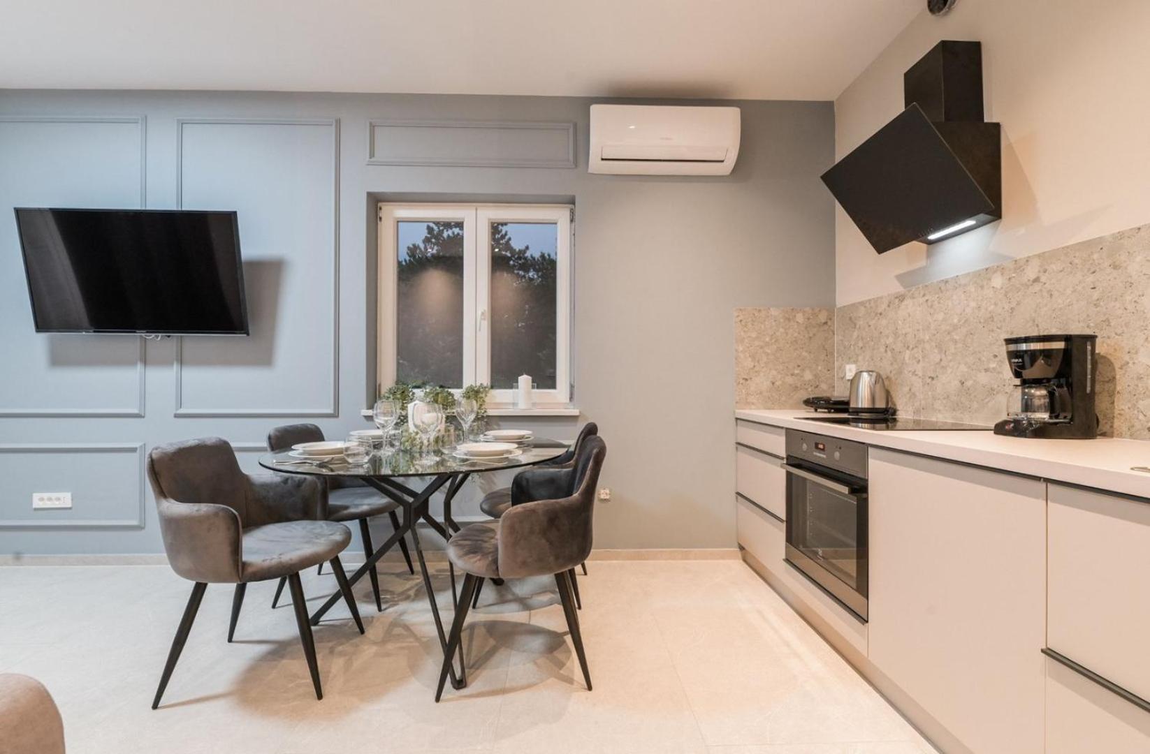 Apartments Lacrima near the sea view 4