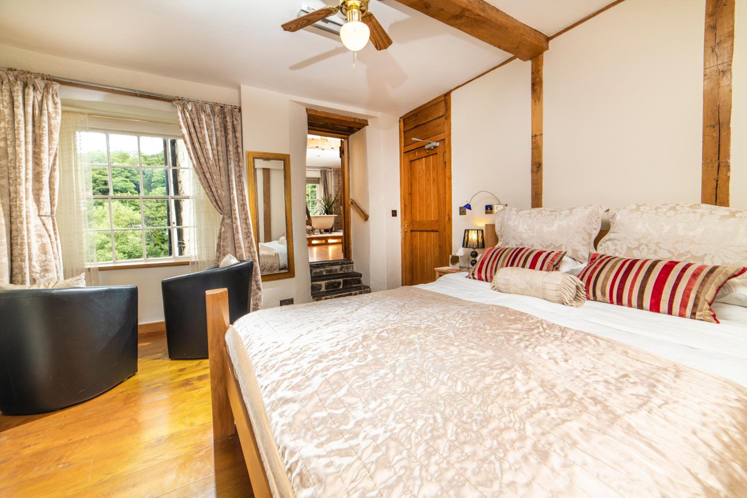 Self Catering Accommodation, Cornerstones, 16th Century Luxury House overlooking the River
