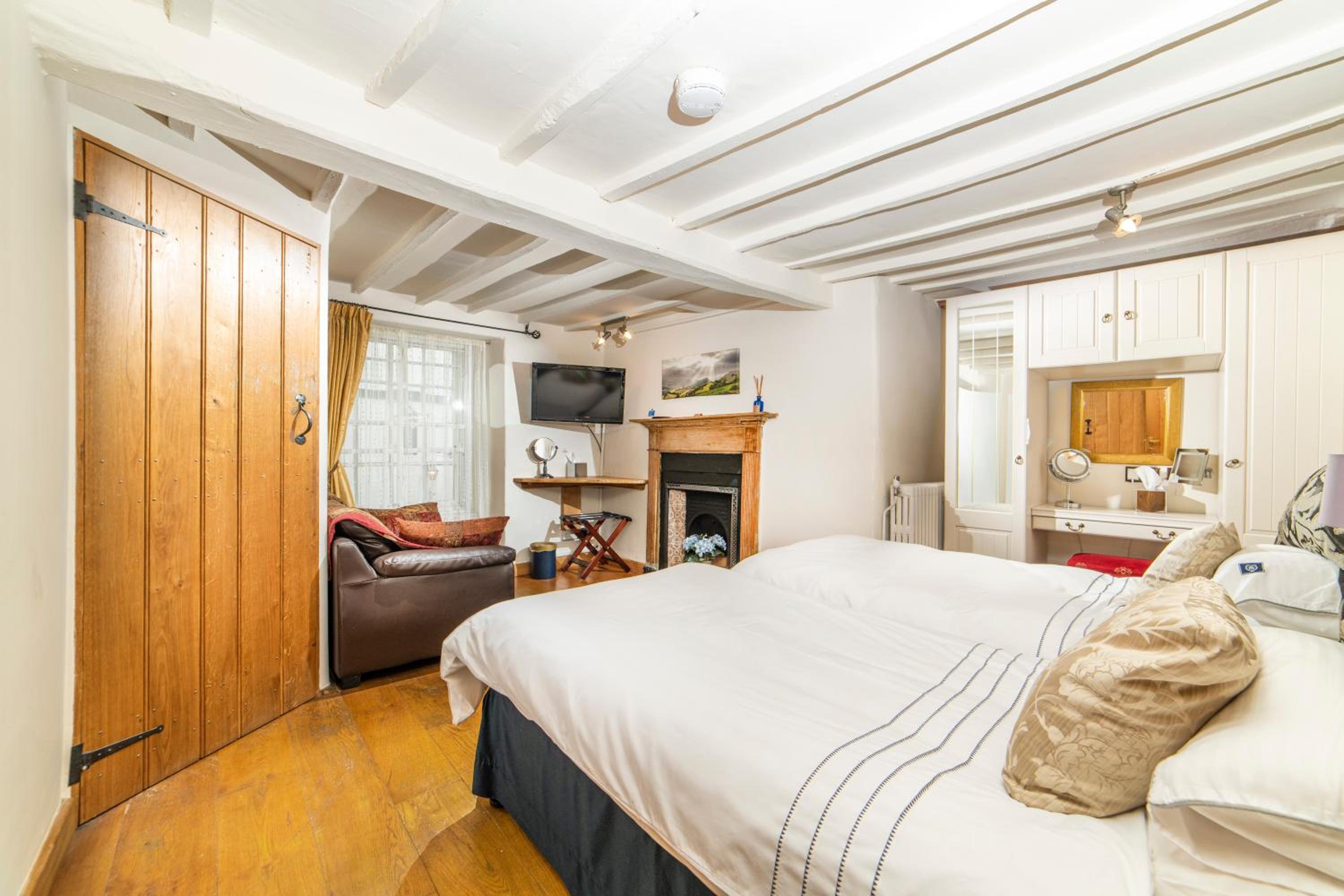 Self Catering Accommodation, Cornerstones, 16th Century Luxury House overlooking the River