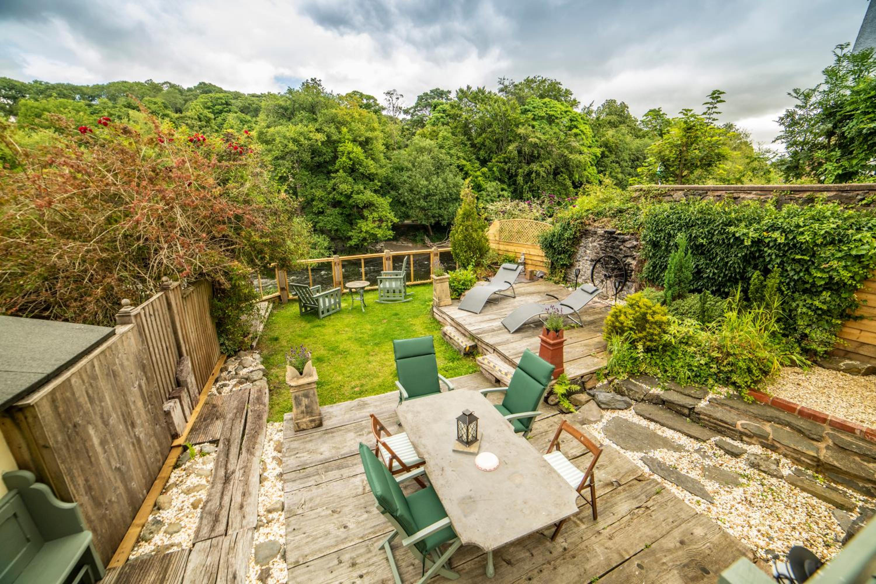 Self Catering Accommodation, Cornerstones, 16th Century Luxury House overlooking the River