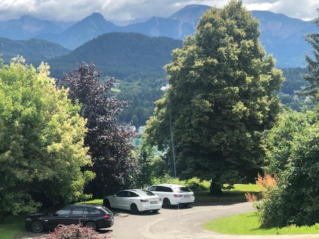 Velden View Ferienwohnung direkt am Wald mit großer Sonnenterrasse und grandiosem Karawankenblick view 3