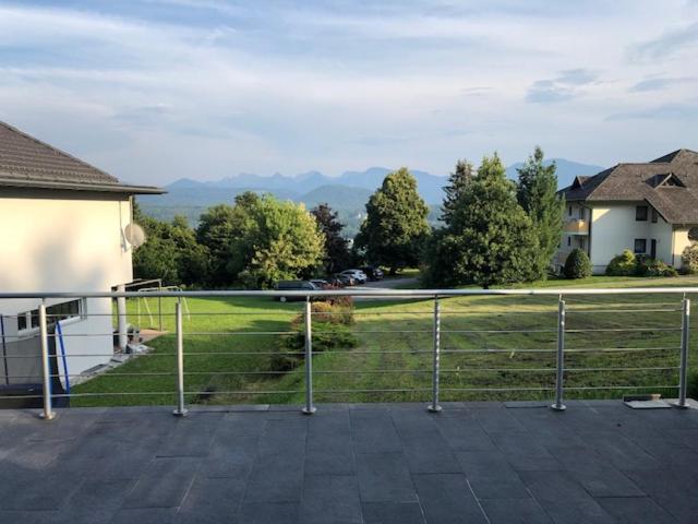 Velden View Ferienwohnung direkt am Wald mit großer Sonnenterrasse und grandiosem Karawankenblick view 5