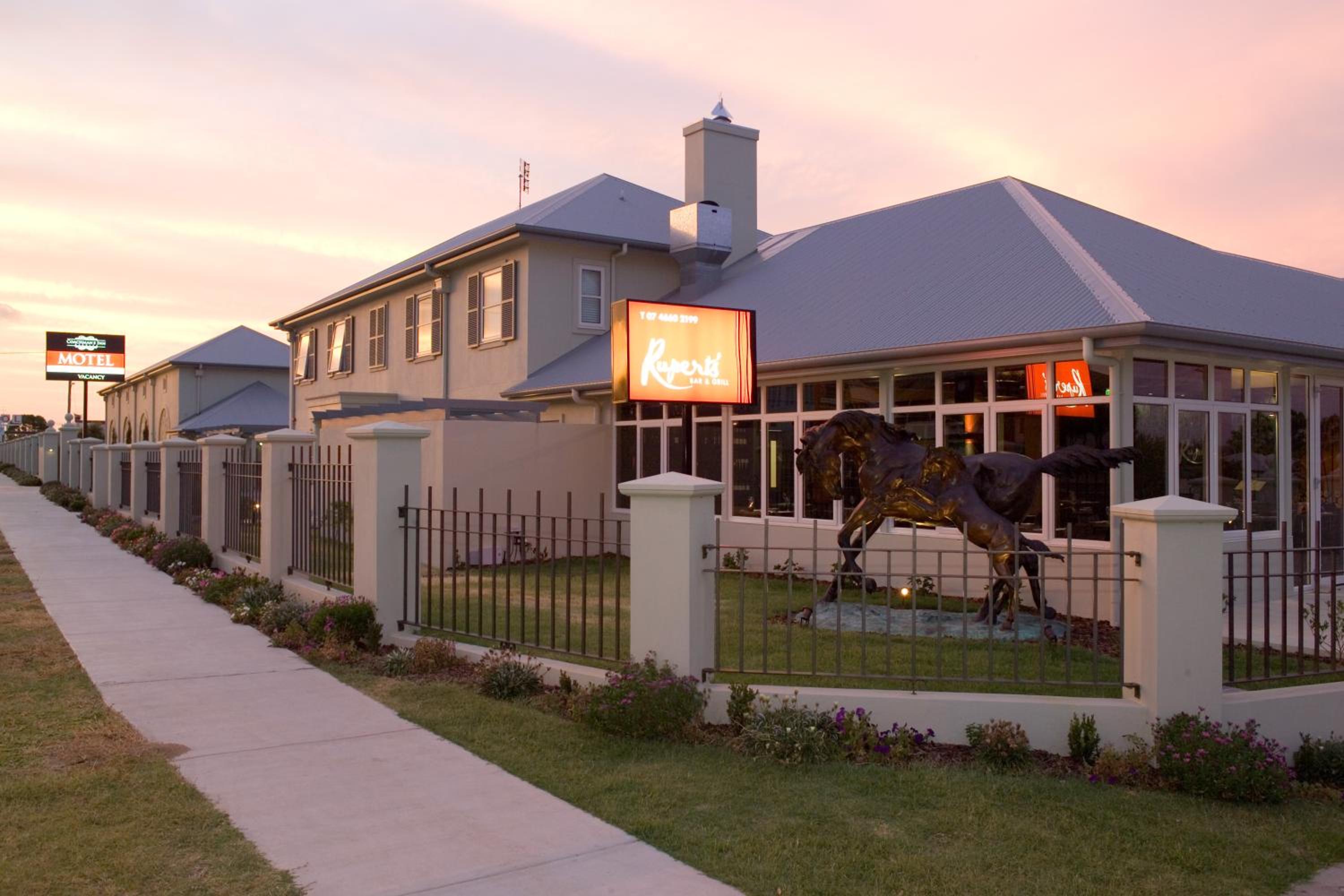 Hotel Coachmans Inn Warwick - Image 1