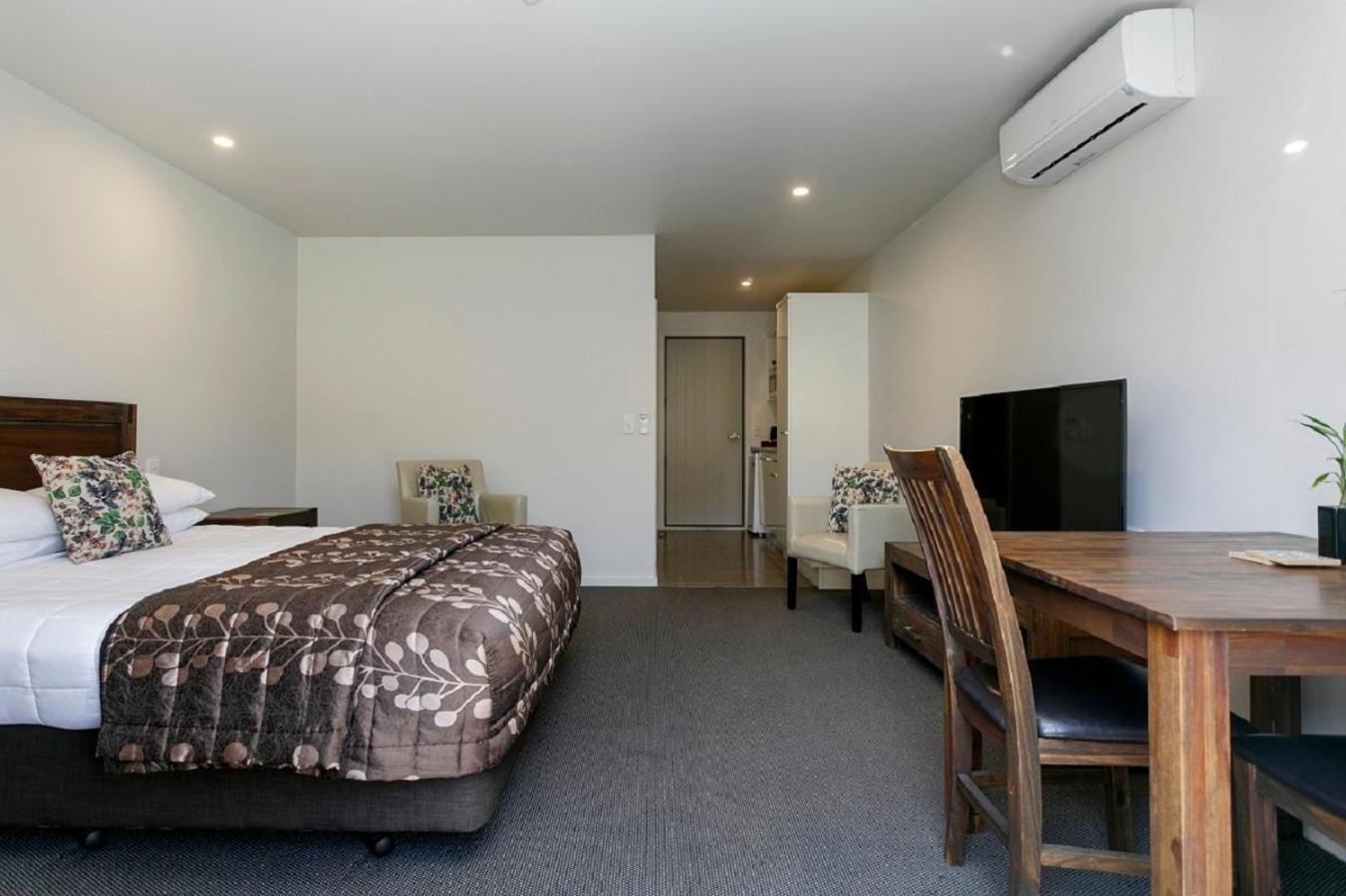 Acacia Lake View Motel