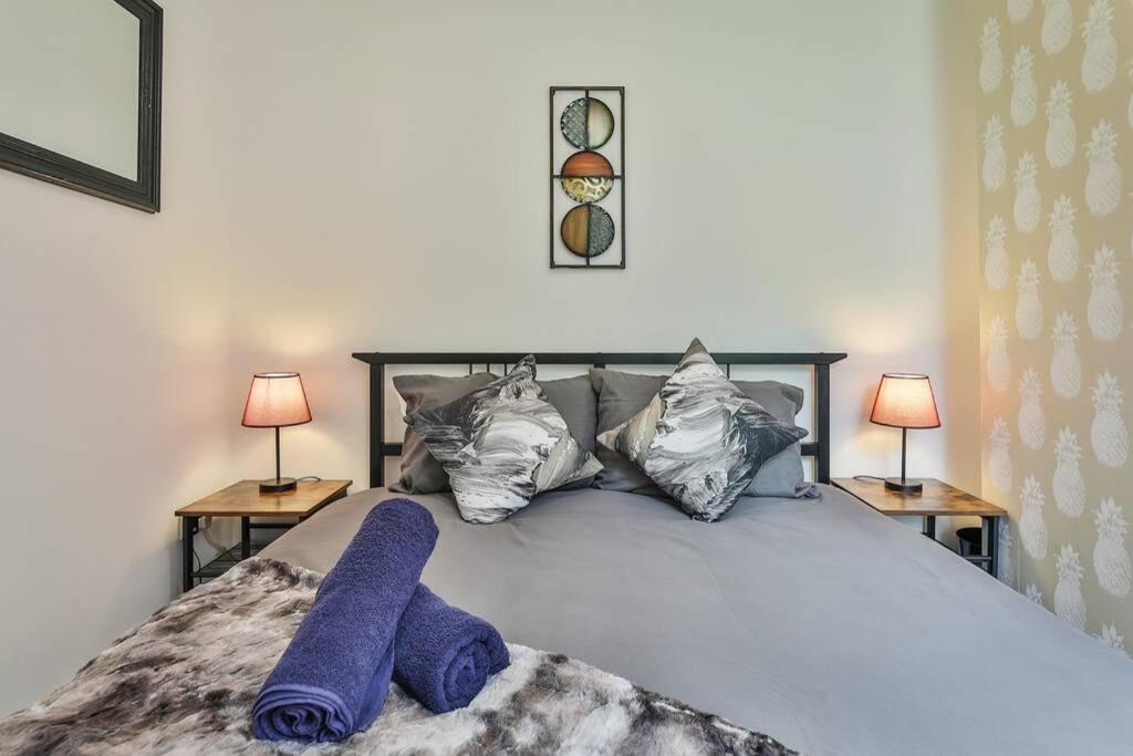Refurbished Plush Property Great Transport Links view 4