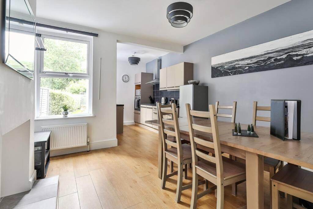 Refurbished Plush Property Great Transport Links view 5