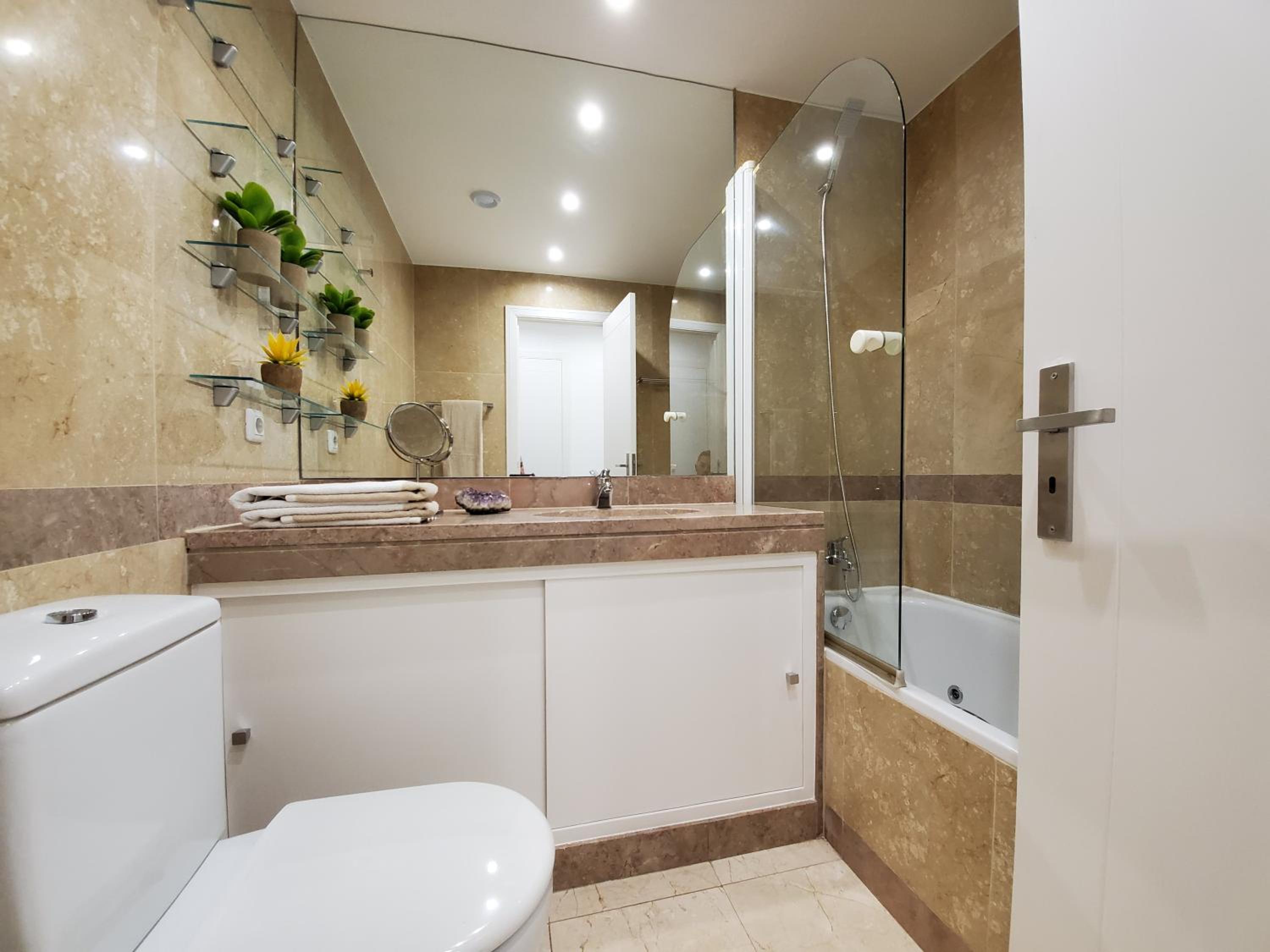 Luxury Apartment with Parking and near Metro view 4