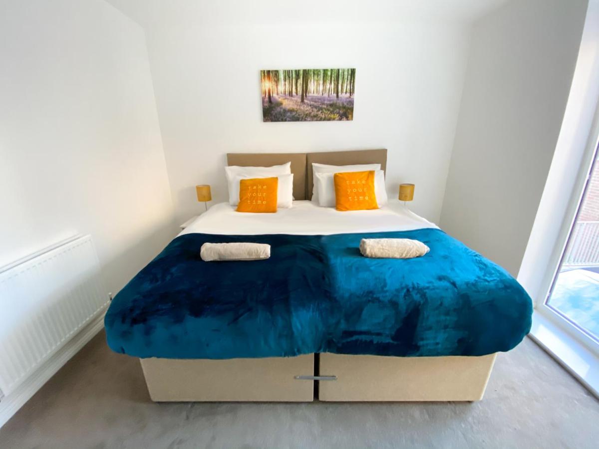 Luxury Campbell Park Apartments in Central MK with Balcony, Free Parking & Smart TV with Netflix by Yoko Property view 2