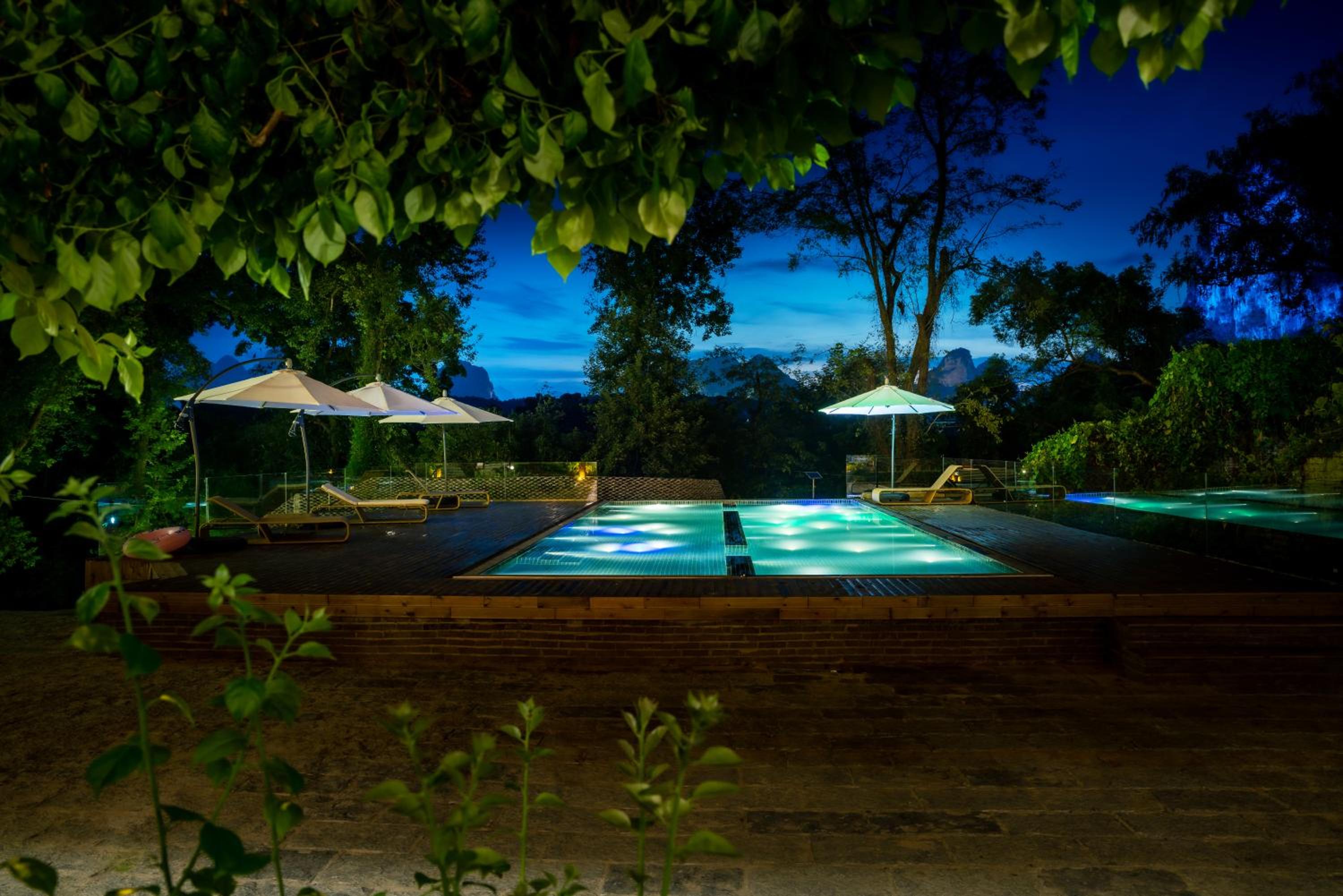 Yangshuo River Lodge Hotel--English speaking team&Swimming pool&Activties organized&Free pick up from Airport or TS over 3 nights