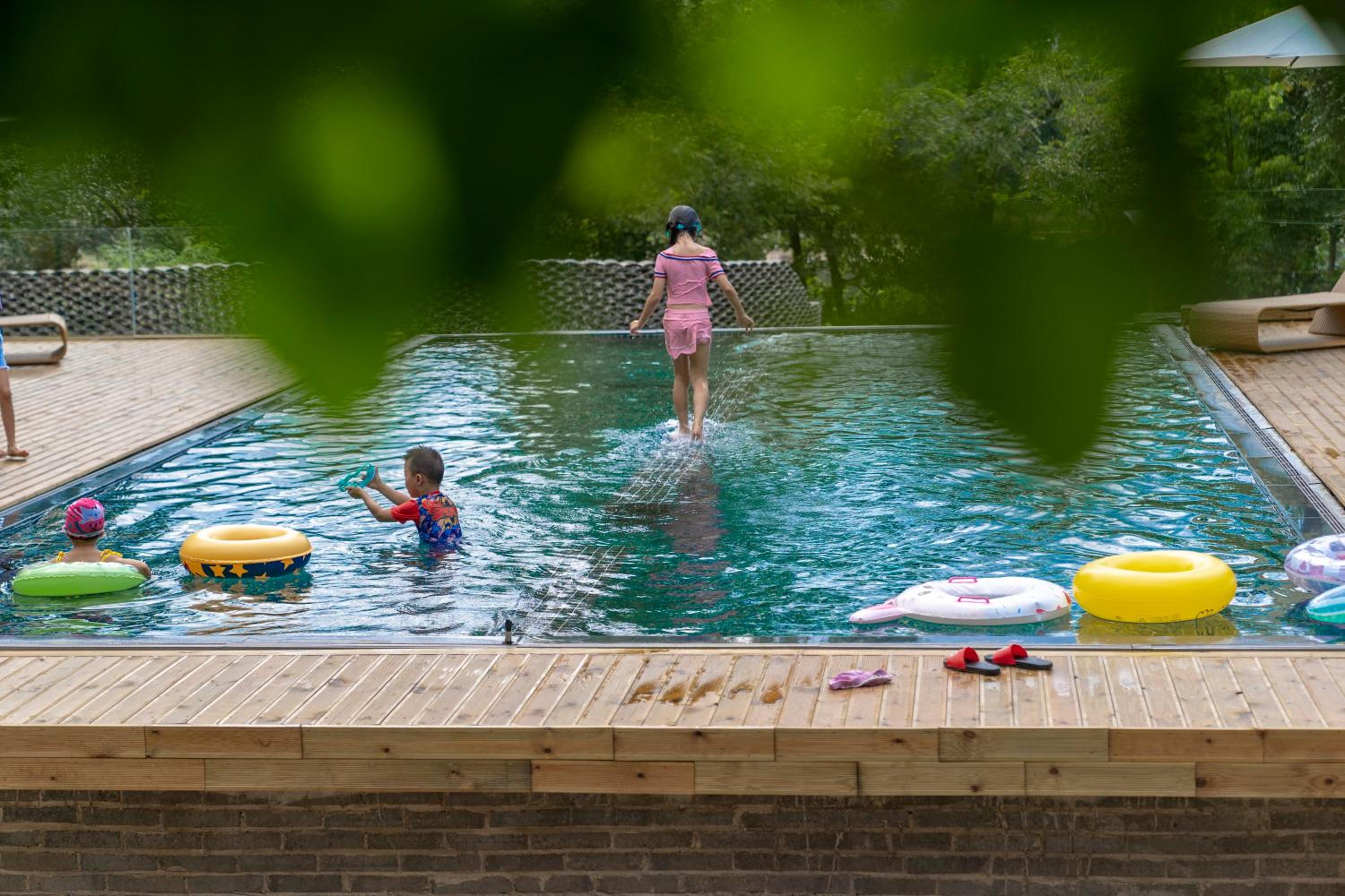 Yangshuo River Lodge Hotel--English speaking team&Swimming pool&Activties organized&Free pick up from Airport or TS over 3 nights