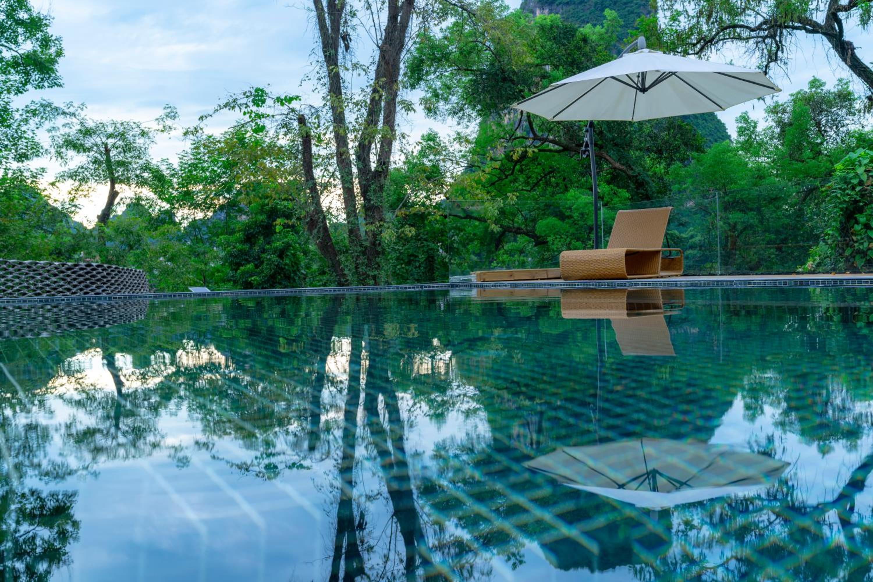 Yangshuo River Lodge Hotel--English speaking team&Swimming pool&Activties organized&Free pick up from Airport or TS over 3 nights