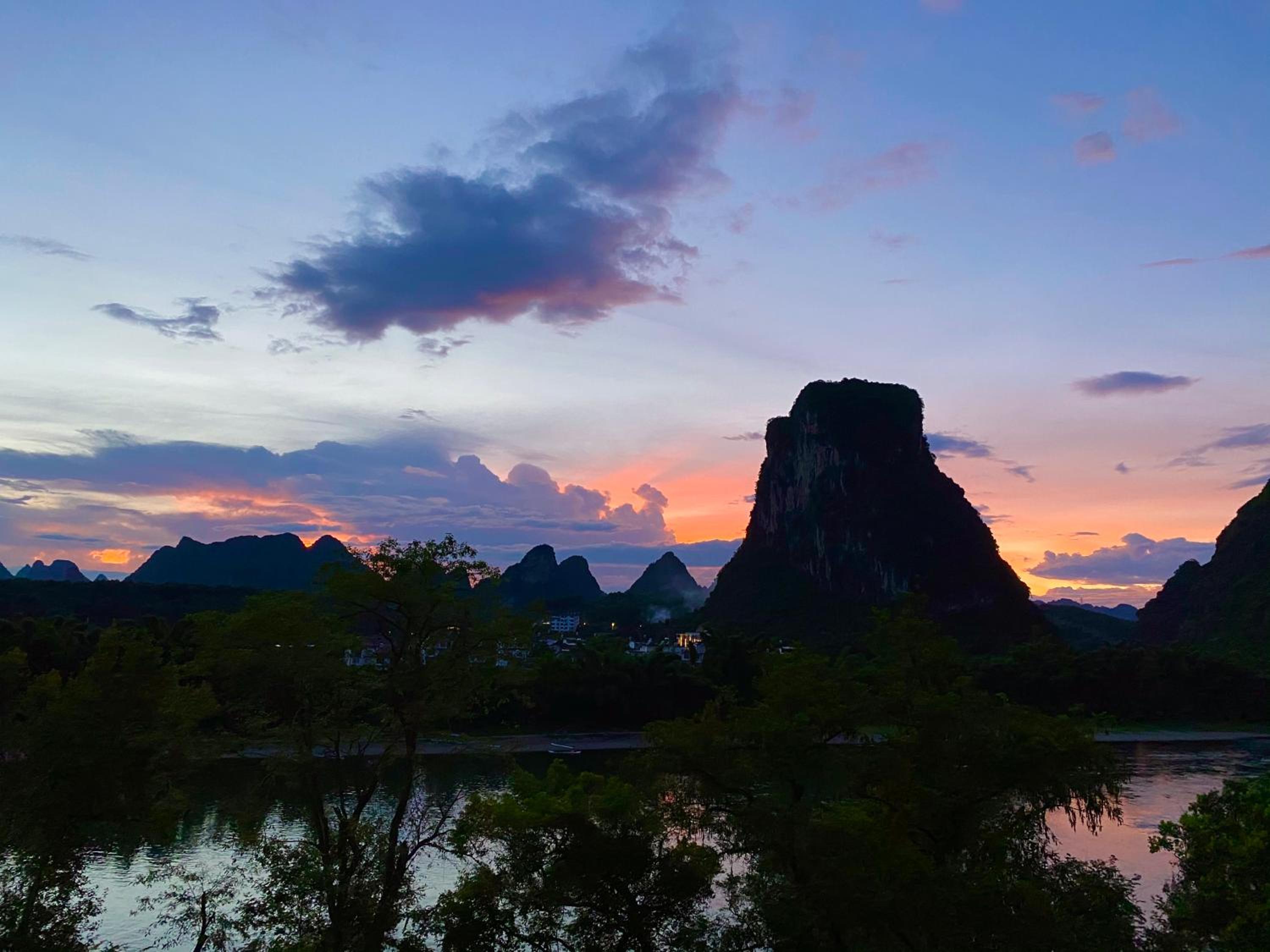 Yangshuo River Lodge Hotel--English speaking team&Swimming pool&Activties organized&Free pick up from Airport or TS over 3 nights