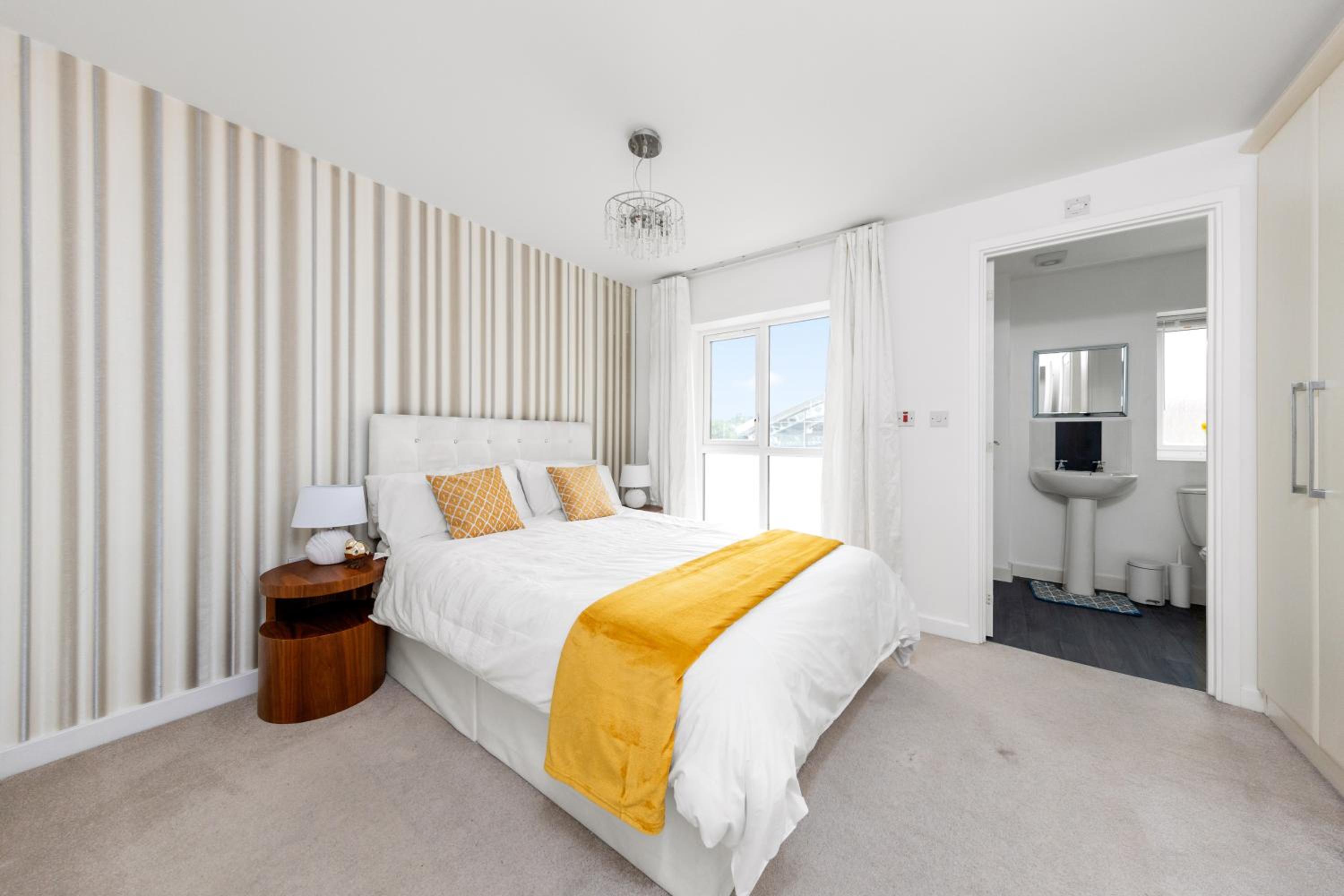 Royal House Wolverhampton - Perfect for Contractors & Large Groups view 3