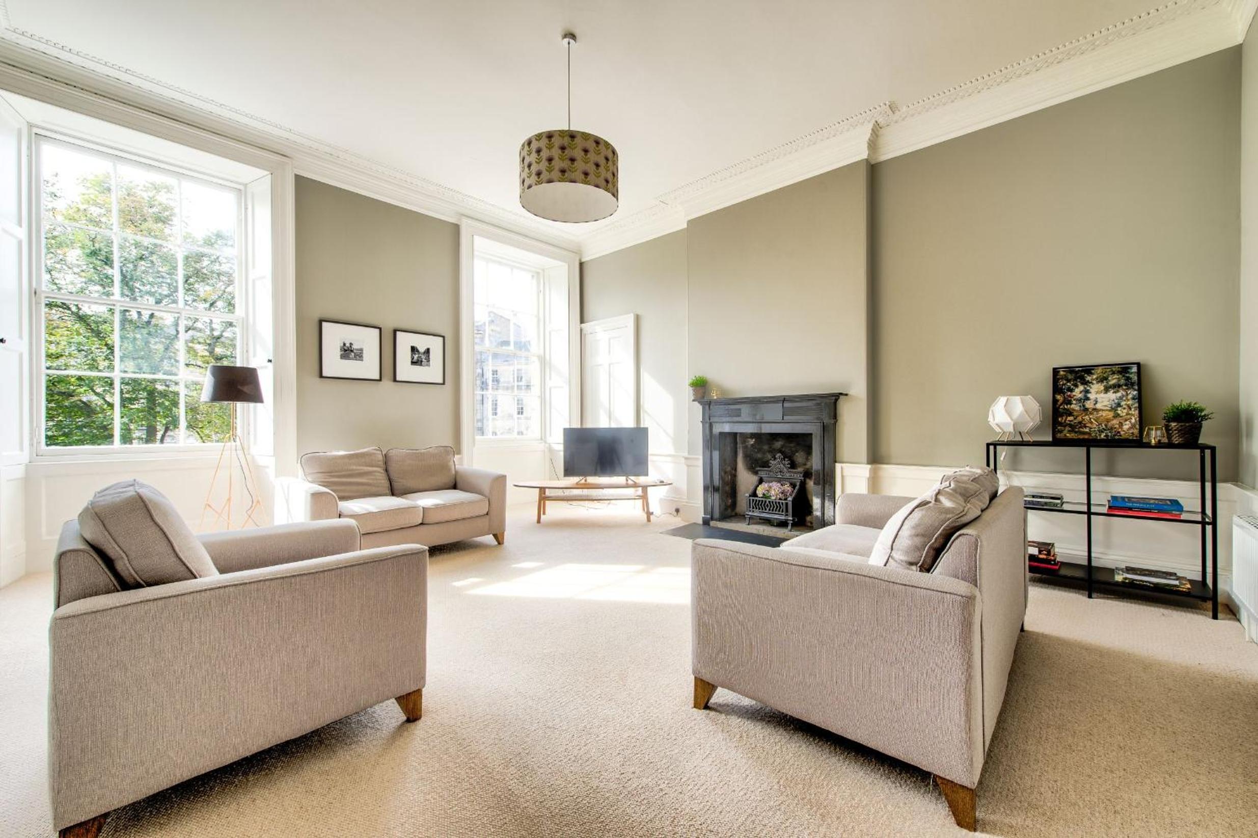 JOIVY Bright and Spacious 4-bedroom Apart in Stockbridge view 3