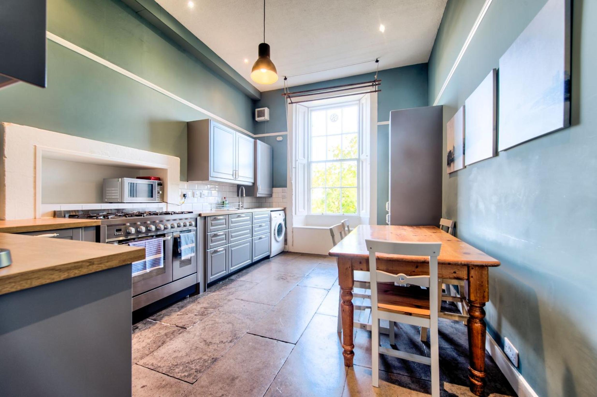 JOIVY Bright and Spacious 4-bedroom Apart in Stockbridge view 4