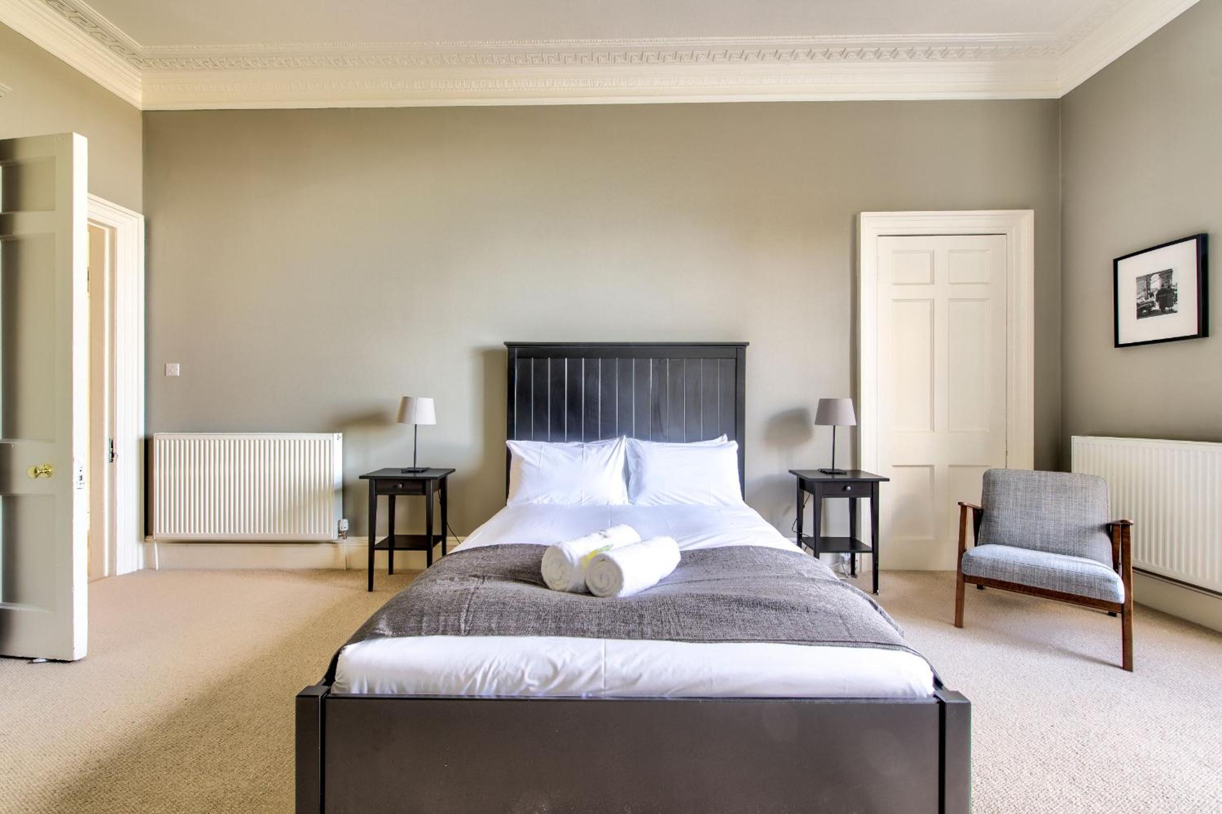 JOIVY Bright and Spacious 4-bedroom Apart in Stockbridge view 2
