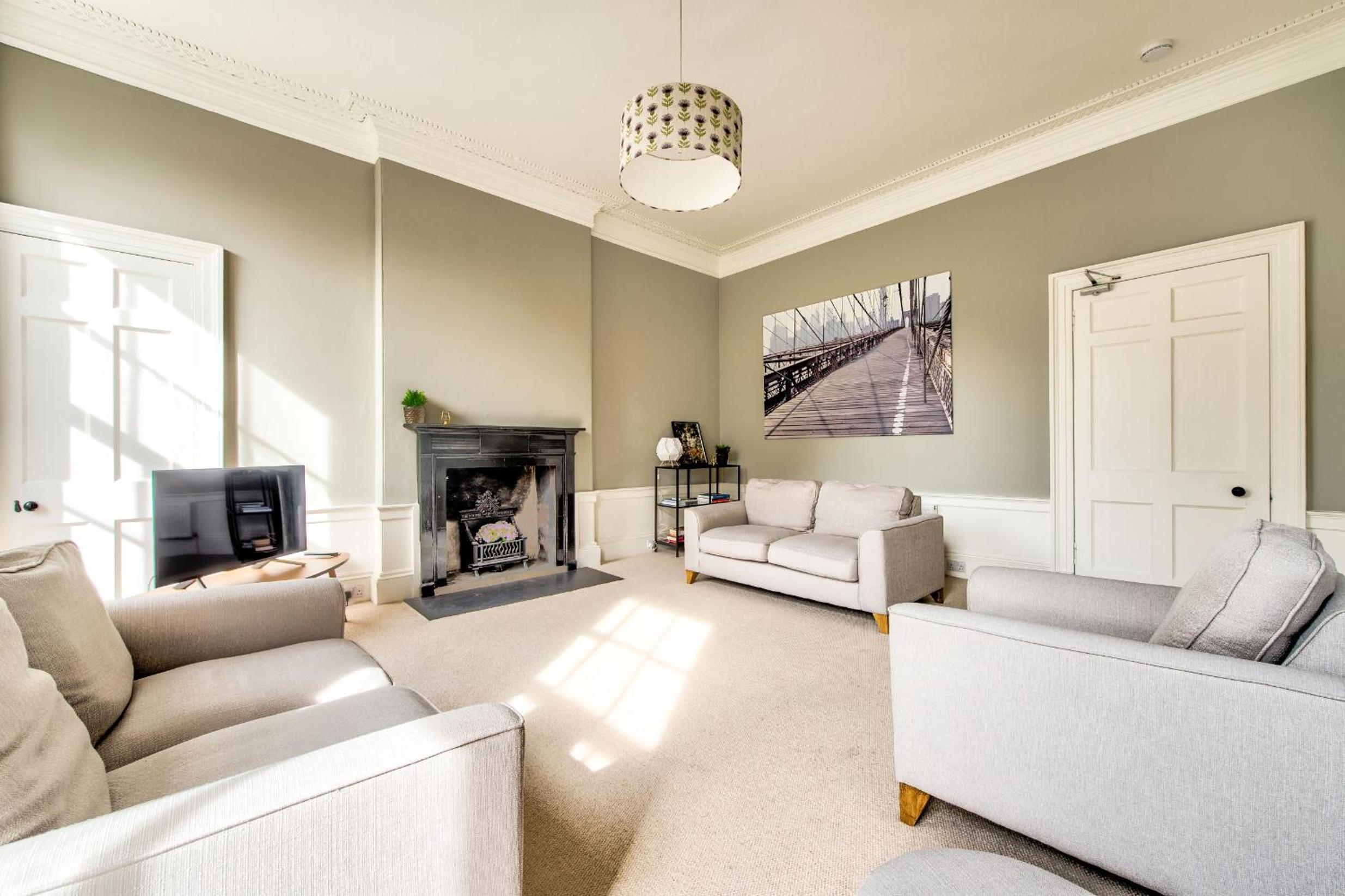 JOIVY Bright and Spacious 4-bedroom Apart in Stockbridge view 5