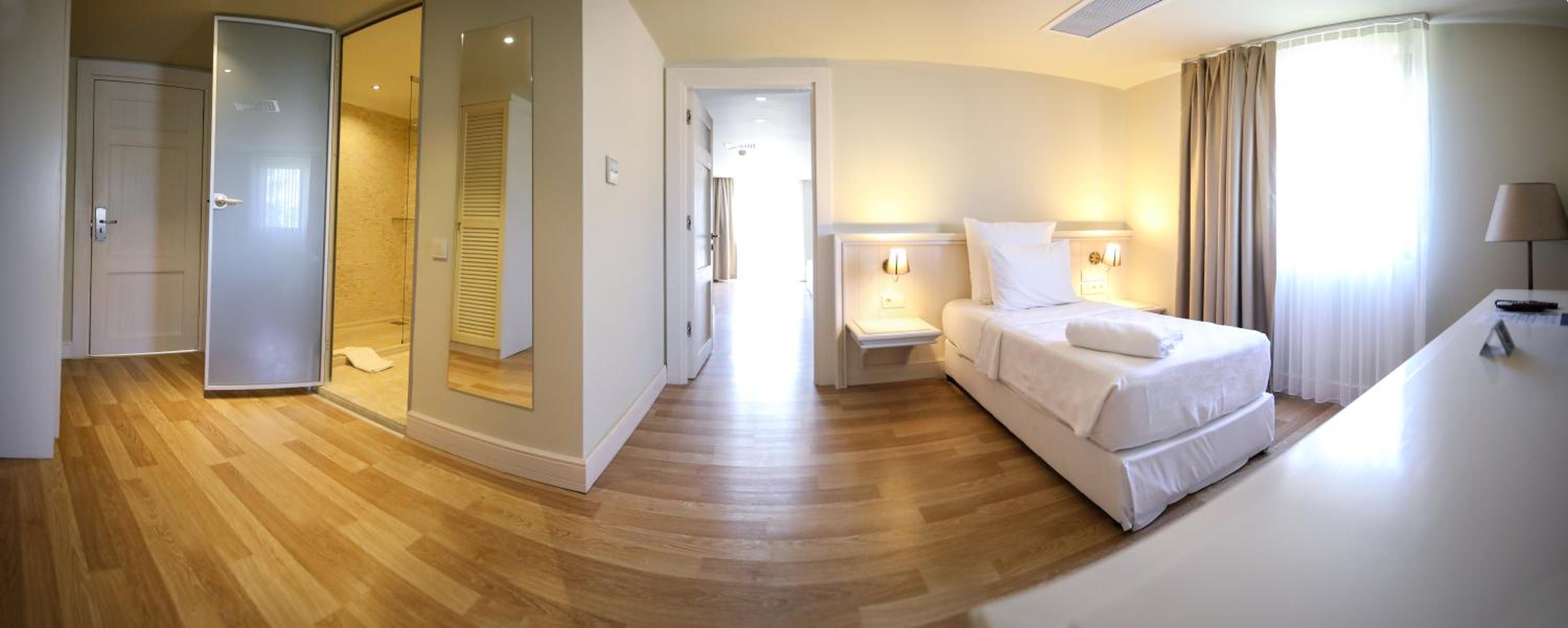 Yacht Club - Image 54