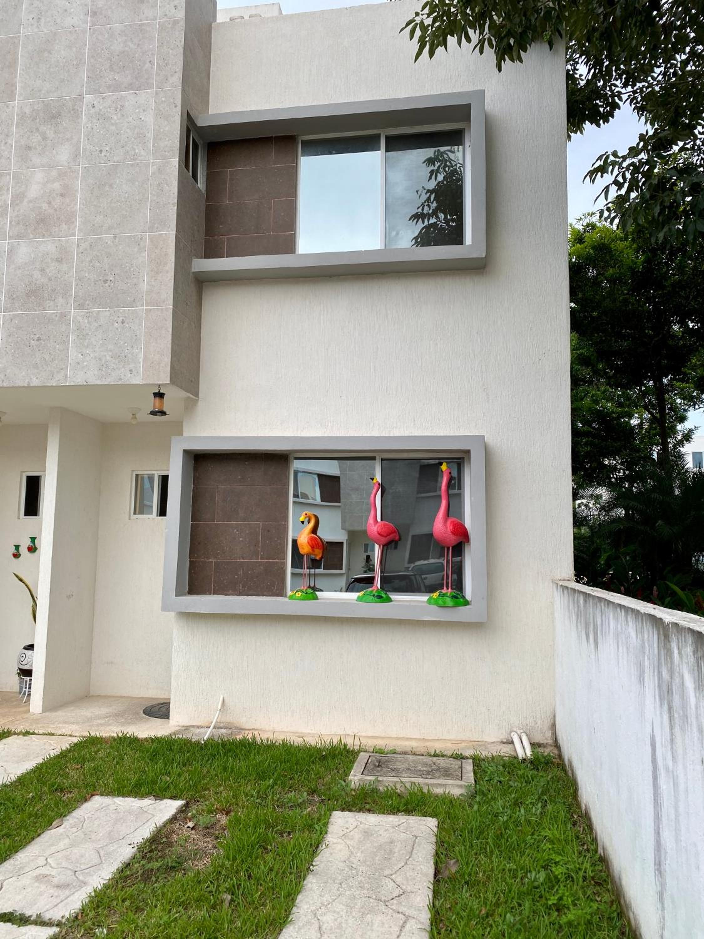 Casa nueva con 3 recamaras y a un lado de alberca