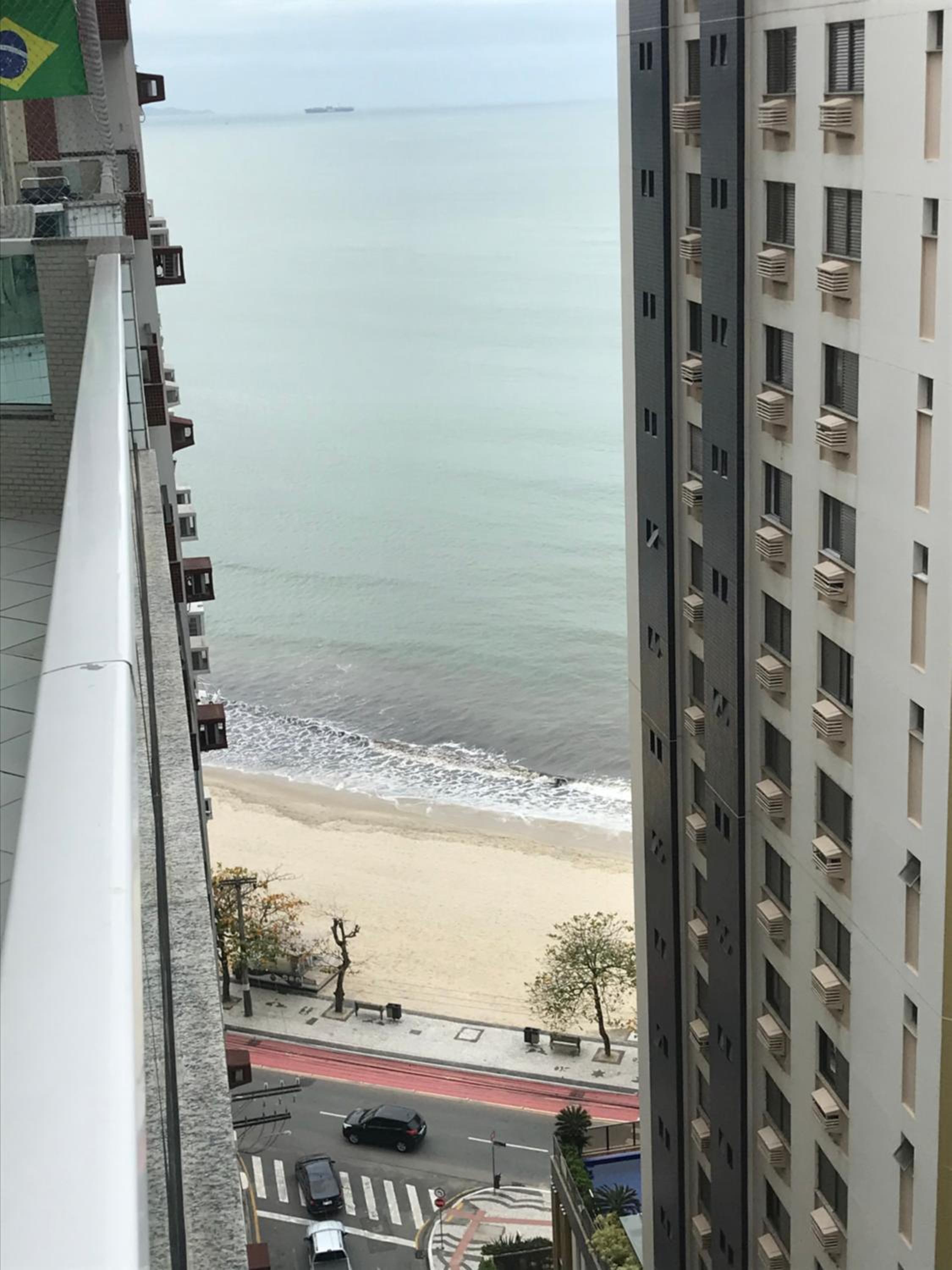 Apartamento á 30 metros praia, com vista mar. view 2