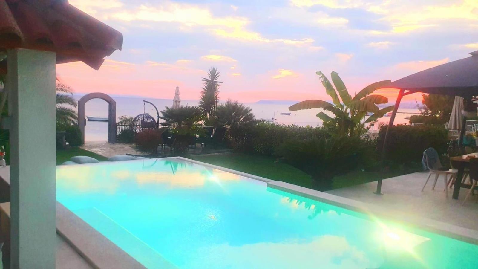 Villa Maris- beachfront villa with exclusive pool view 2
