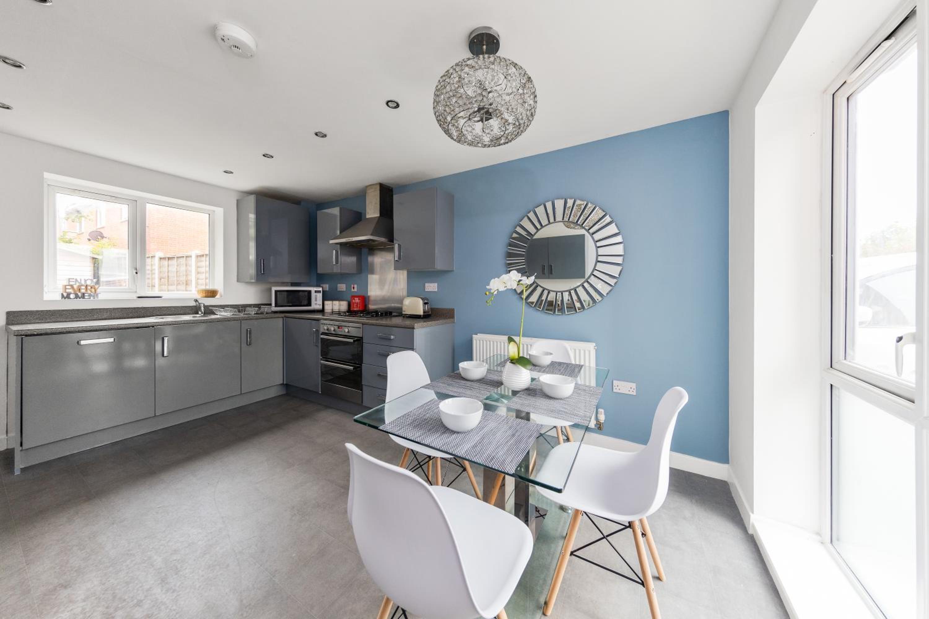 Royal House Wolverhampton - Perfect for Contractors & Large Groups view 2