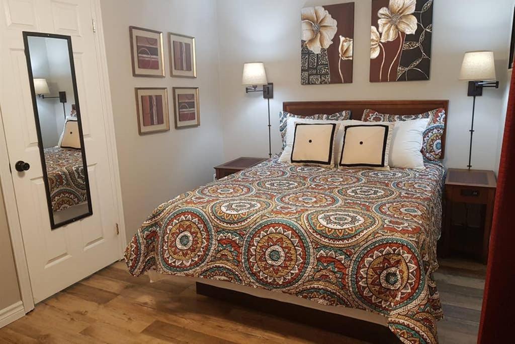 Sarnia Vacations - Sarnia's Hidden Gem - 3 BR/2 BA by College/Hwy/Arena - Property Image 1