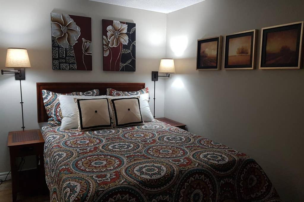 Sarnia's Hidden Gem - 3 BR/2 BA by College/Hwy/Arena