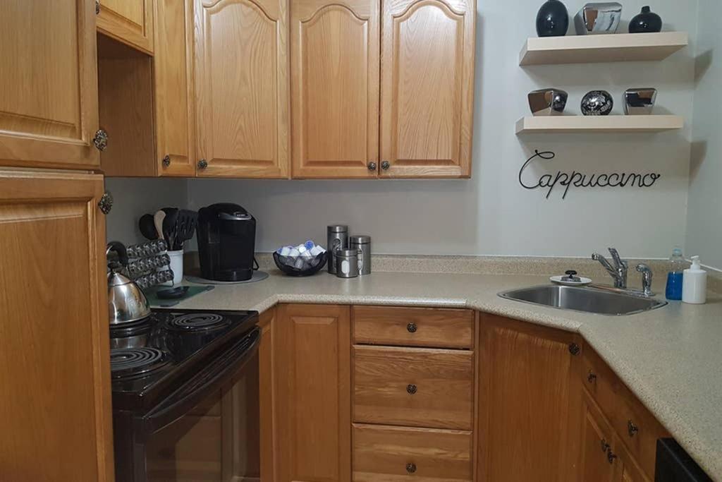 Sarnia's Hidden Gem - 3 BR/2 BA by College/Hwy/Arena