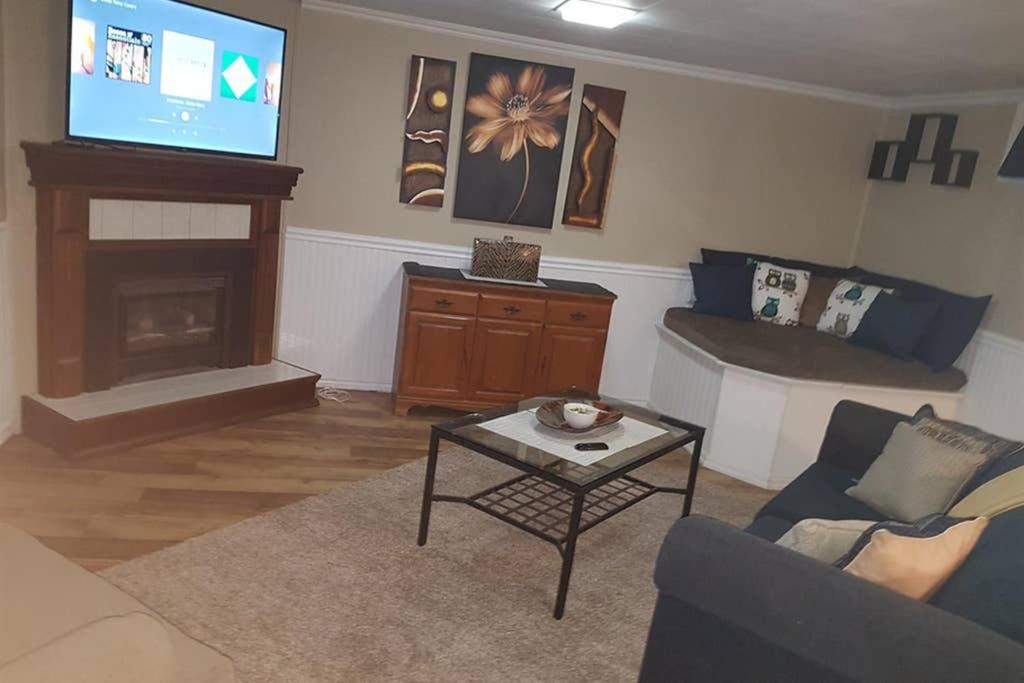 Sarnia's Hidden Gem - 3 BR/2 BA by College/Hwy/Arena