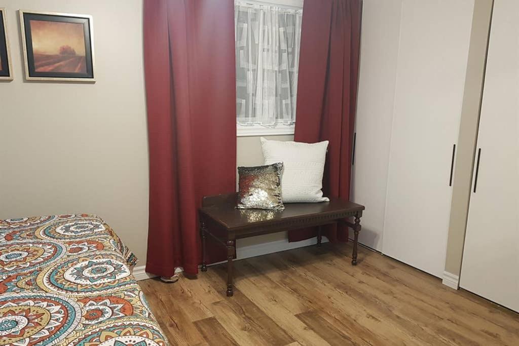 Sarnia's Hidden Gem - 3 BR/2 BA by College/Hwy/Arena