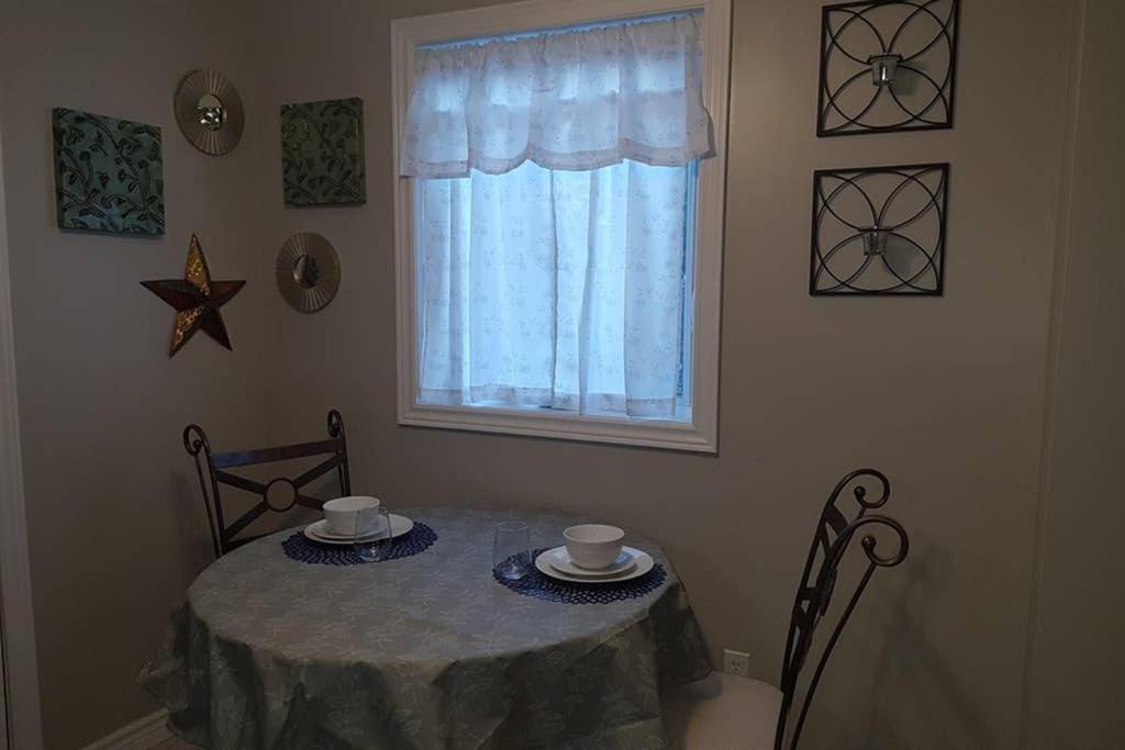 Sarnia's Hidden Gem - 3 BR/2 BA by College/Hwy/Arena
