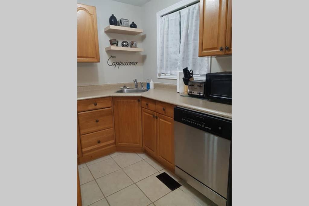 Sarnia's Hidden Gem - 3 BR/2 BA by College/Hwy/Arena