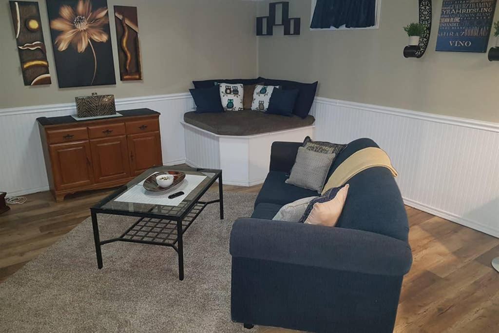 Sarnia's Hidden Gem - 3 BR/2 BA by College/Hwy/Arena