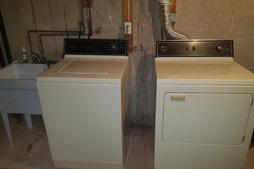 Sarnia's Hidden Gem - 3 BR/2 BA by College/Hwy/Arena
