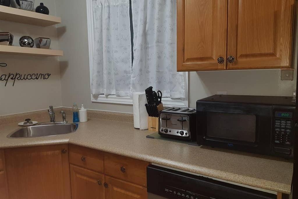 Sarnia's Hidden Gem - 3 BR/2 BA by College/Hwy/Arena